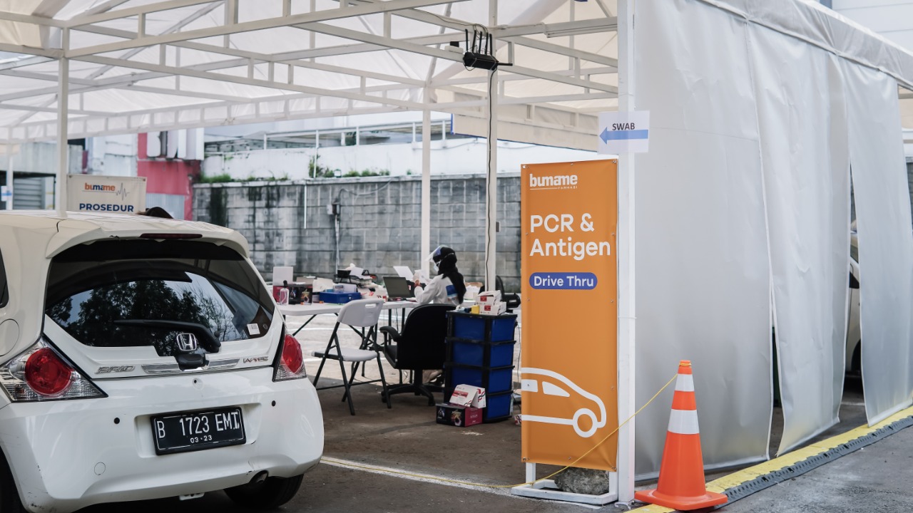 Pelaksanaan tes PCR drive thru di Bumame Farmasi