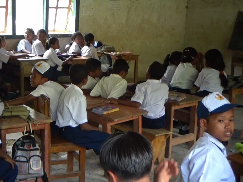 Suasana salah satu kelas di SMP Negeri 12 Rahong Utara pada Senin (9/8) siang, Manggarai, NTT. 