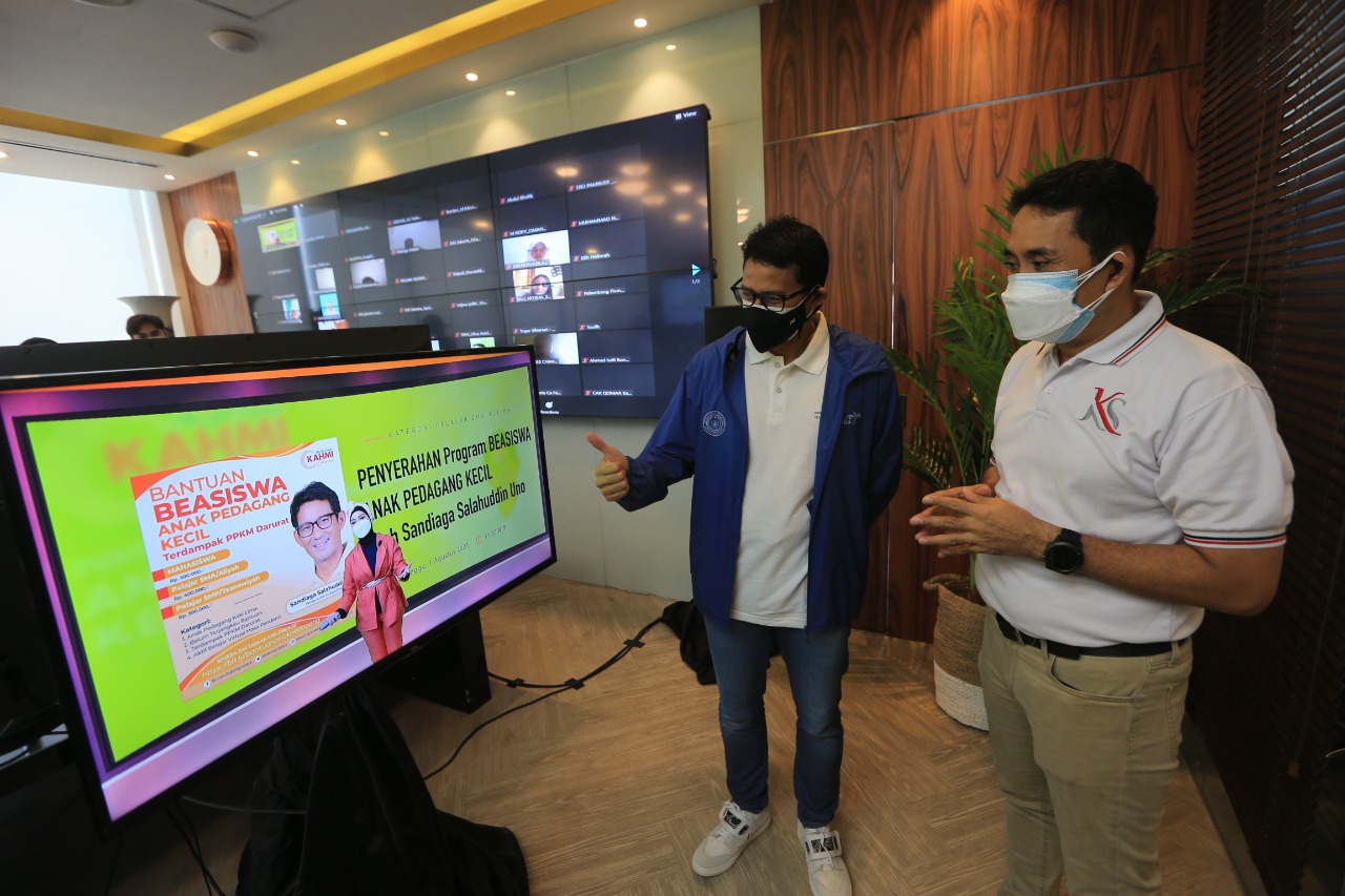 Manparekraf Sandiaga Uno menyaksikan penyerahan beasiswa kepada siswa SMP dan SMA secara daring.