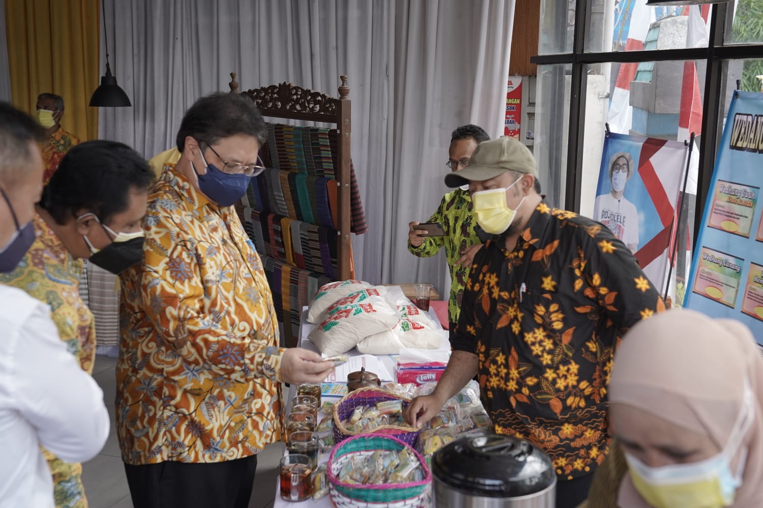 Menko Perekonomian Airlangga Hartarto bertemu langsung dengan para pelaku UMKM di Kabupaten Klaten, Jawa Tengah.