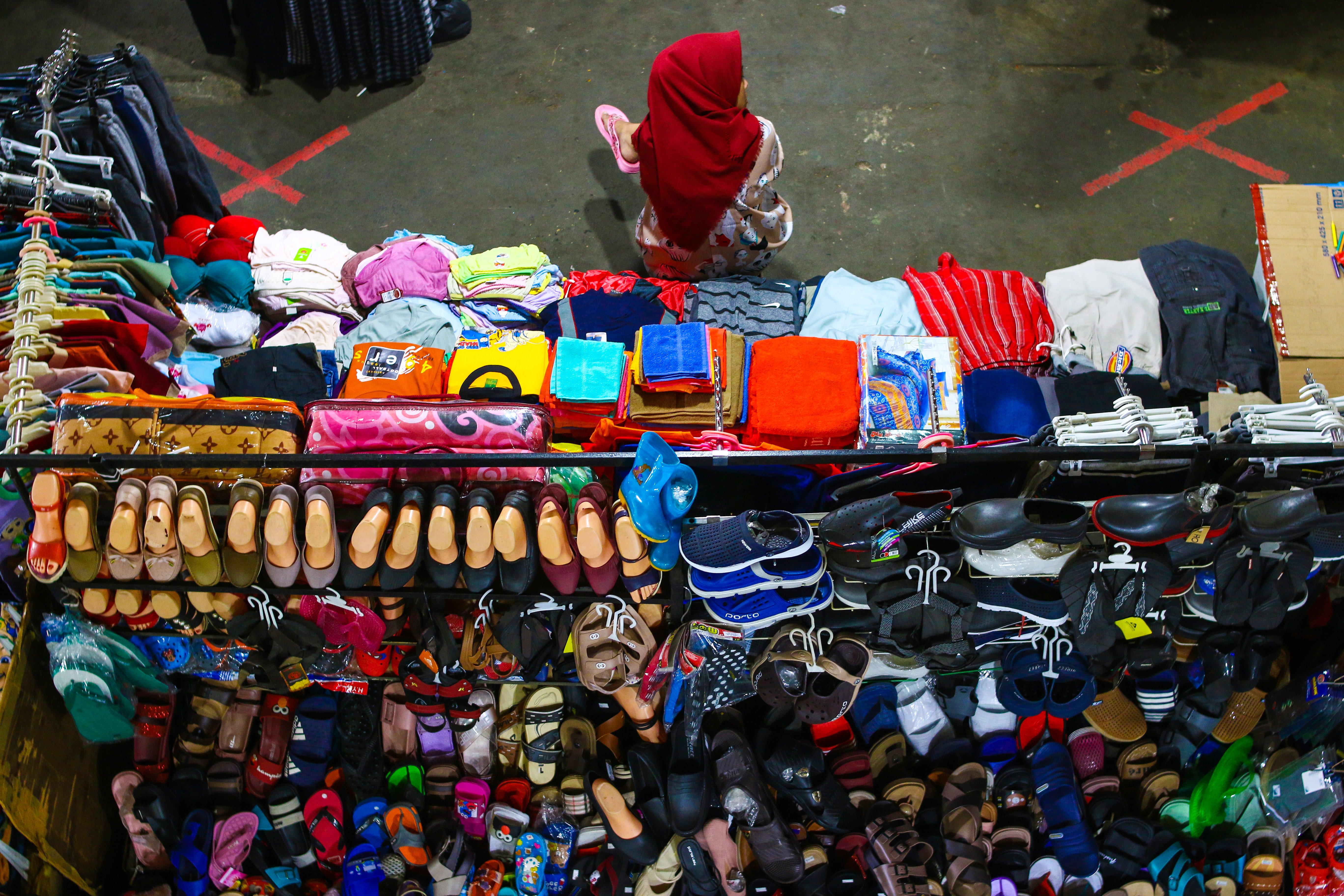 Pedagang menunggu pembeli di Pasar Kebayoran Lama, Jakarta, di tengah masa perpanjangan PPKM.