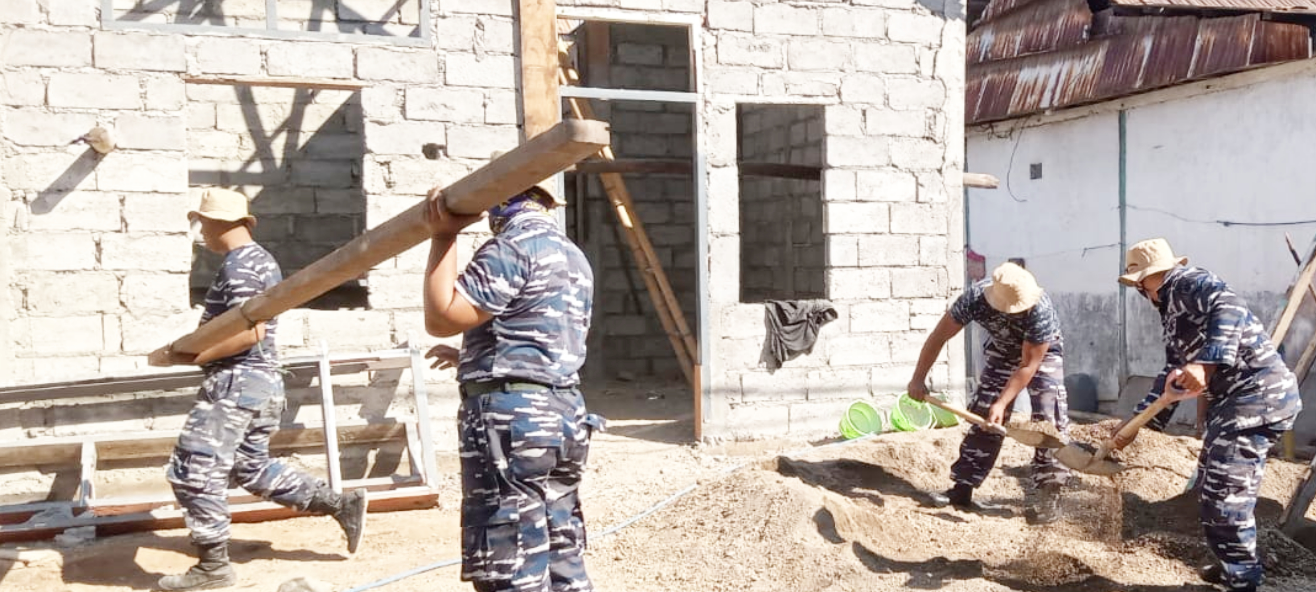 Personil Lanal Maumere lagi mengerjakan rumah layak huni milik janda di Wuring, Kelurahan Wolomarang, Kecamatan Alok Barat, Kabupaten Sikka
