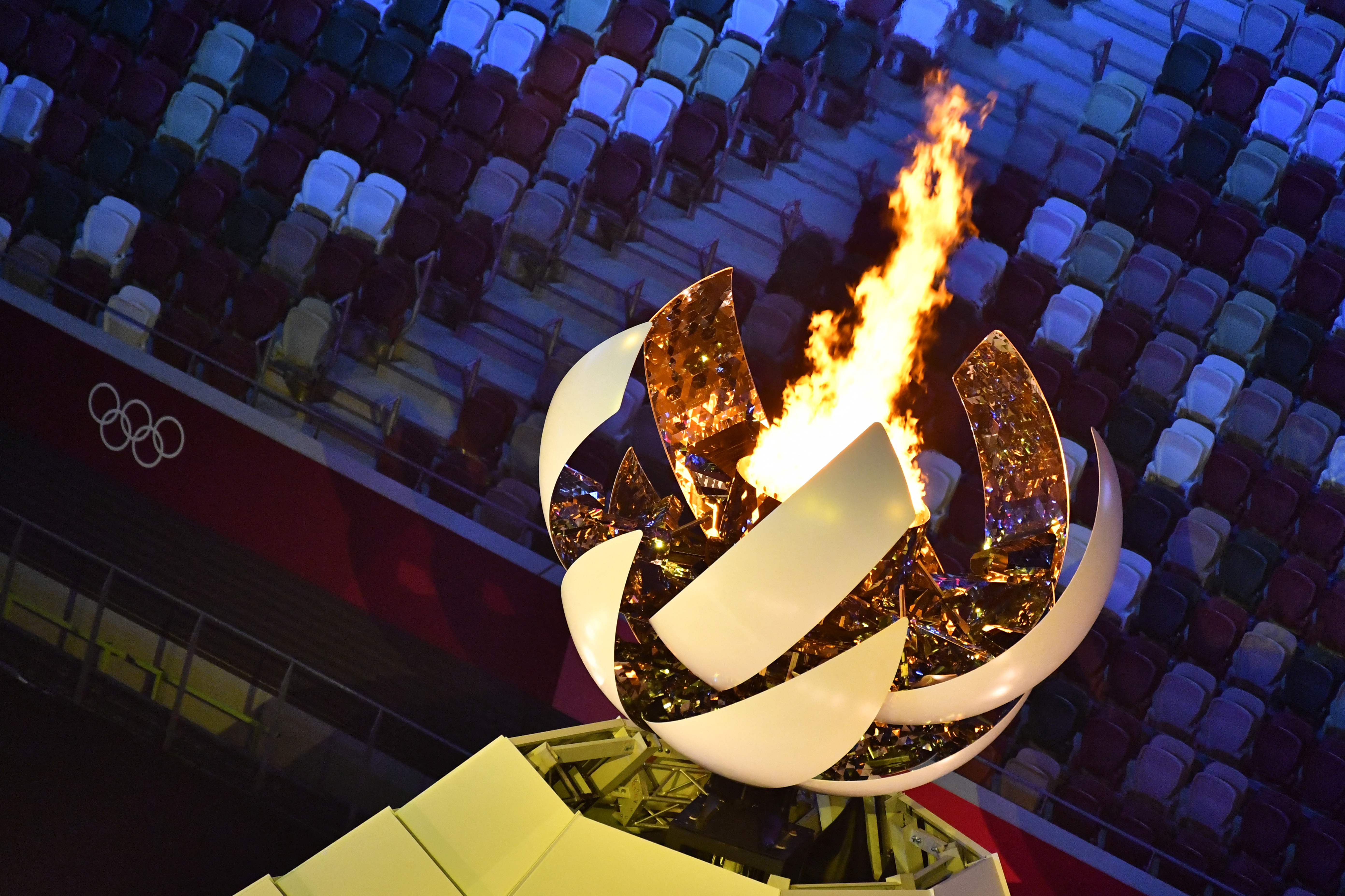 Api Olimpiade berkobar dalam upacara pembukaan di Tokyo, Jepang.