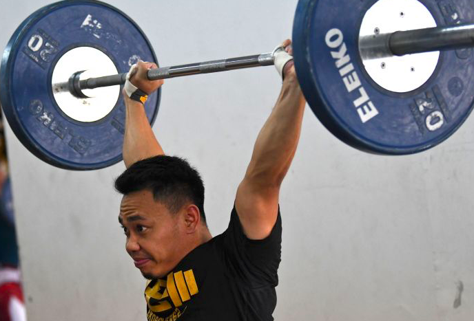 Lifter putra Indonesia Eko Yuli Irawan berlatih di Pelatnas Angkat Besi di Mess Kwini, Jakarta.