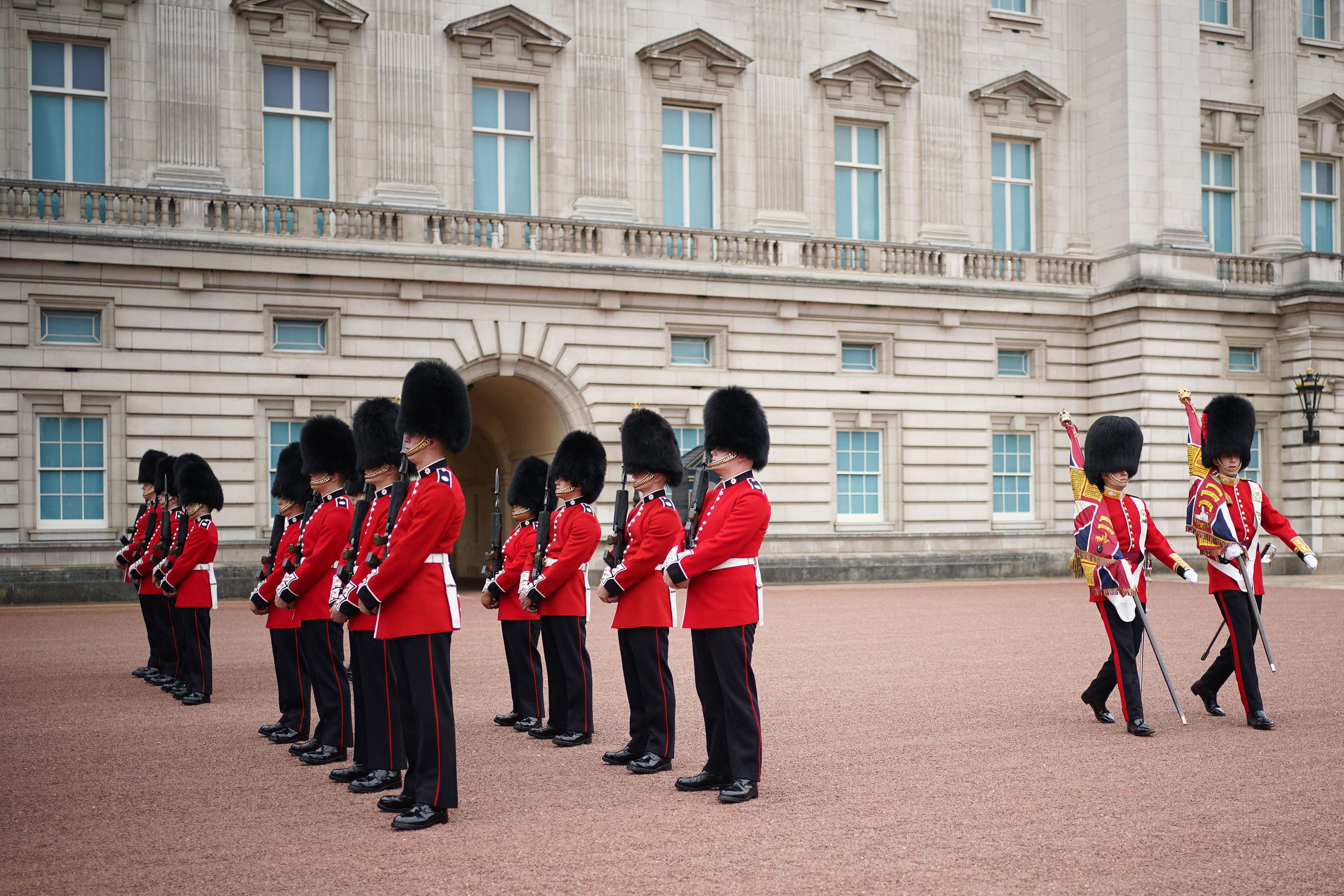 Upacara pergantina pasukan di Istana Buckingham.