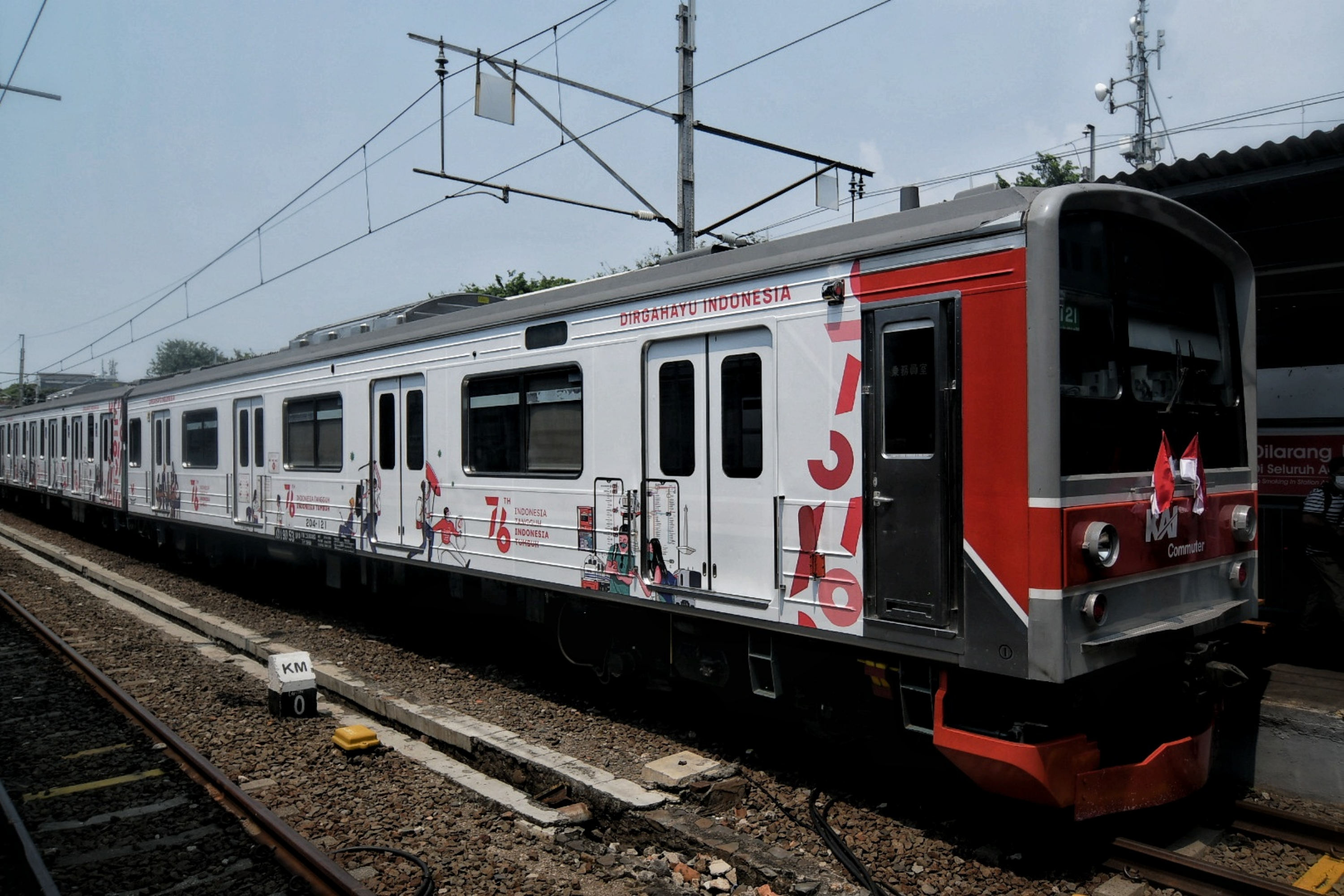 Ilustrasi kereta meninggalkan Stasiun Kota, Jakarta, Selasa (17/8).