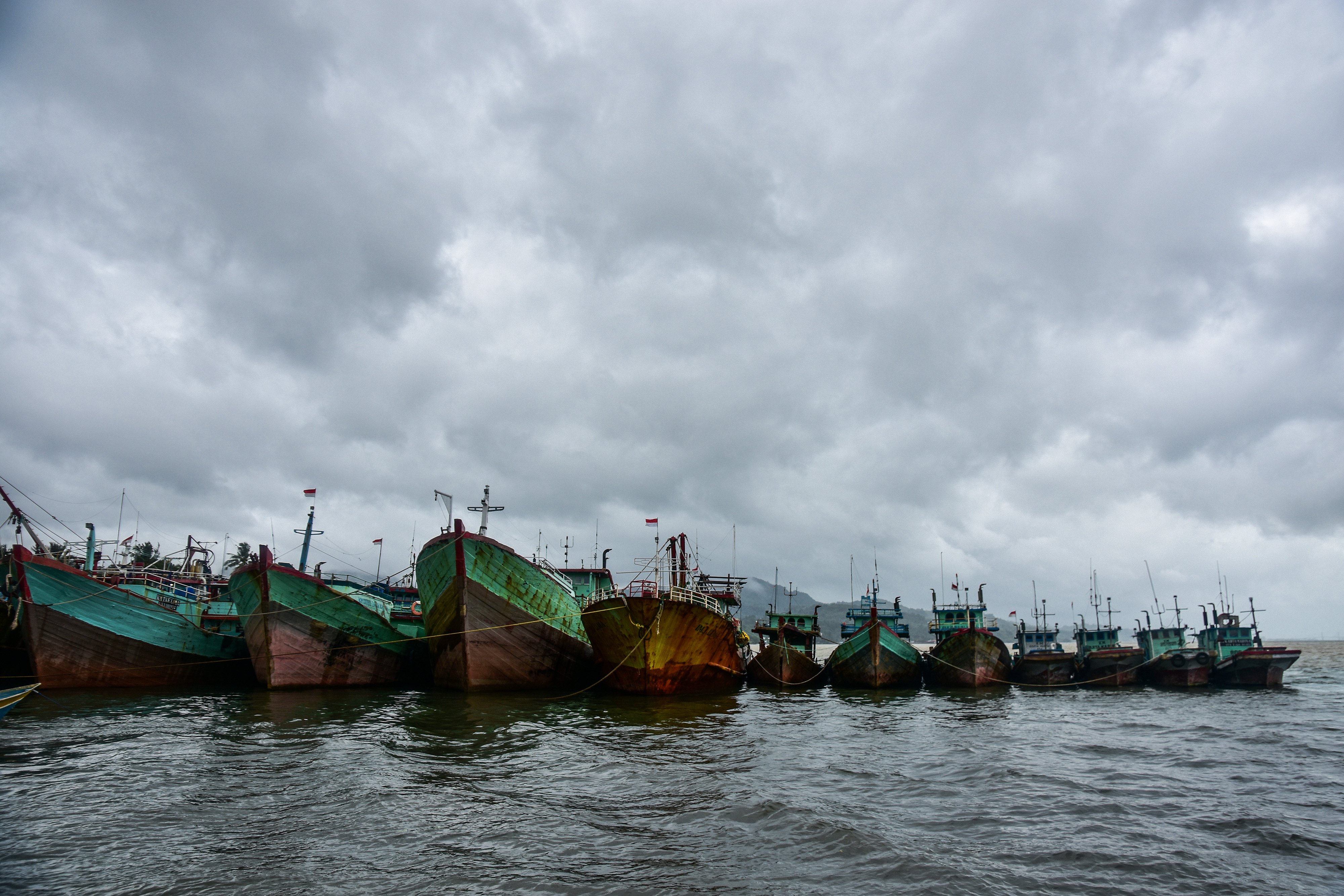 Sejumlah kapal penangkap ikan tidak melaut karena cuaca buruk di Laha Kota Ambon, Provinsi Maluku, Sabtu (10/7/2021).