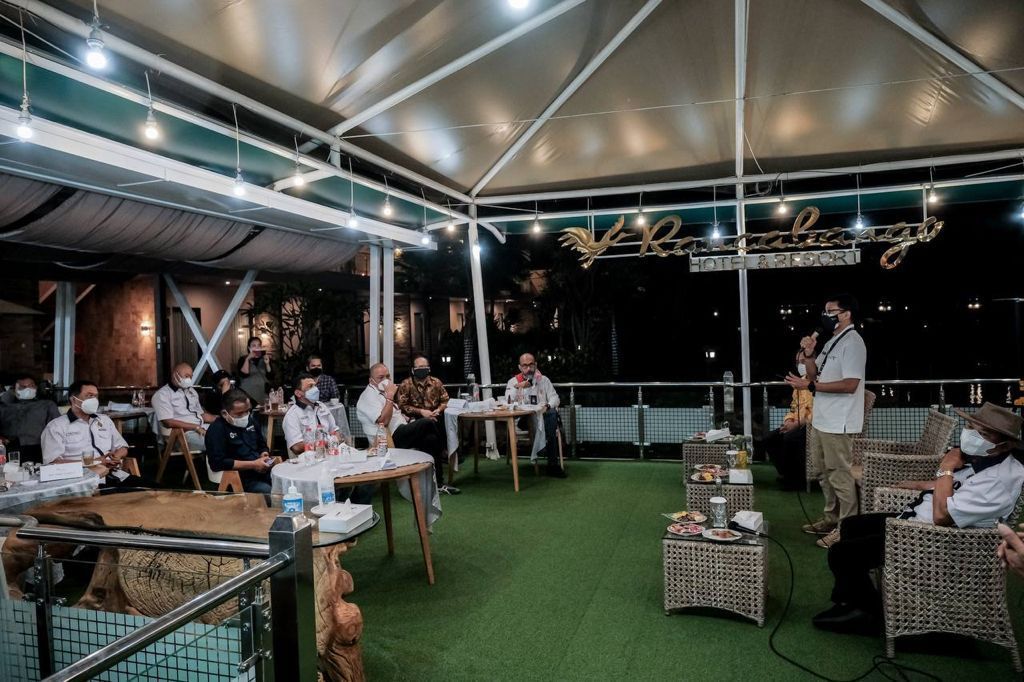 Menparekraf Sandiaga Uno (kanan) kala bertemu pelaku ekraf di Garut.