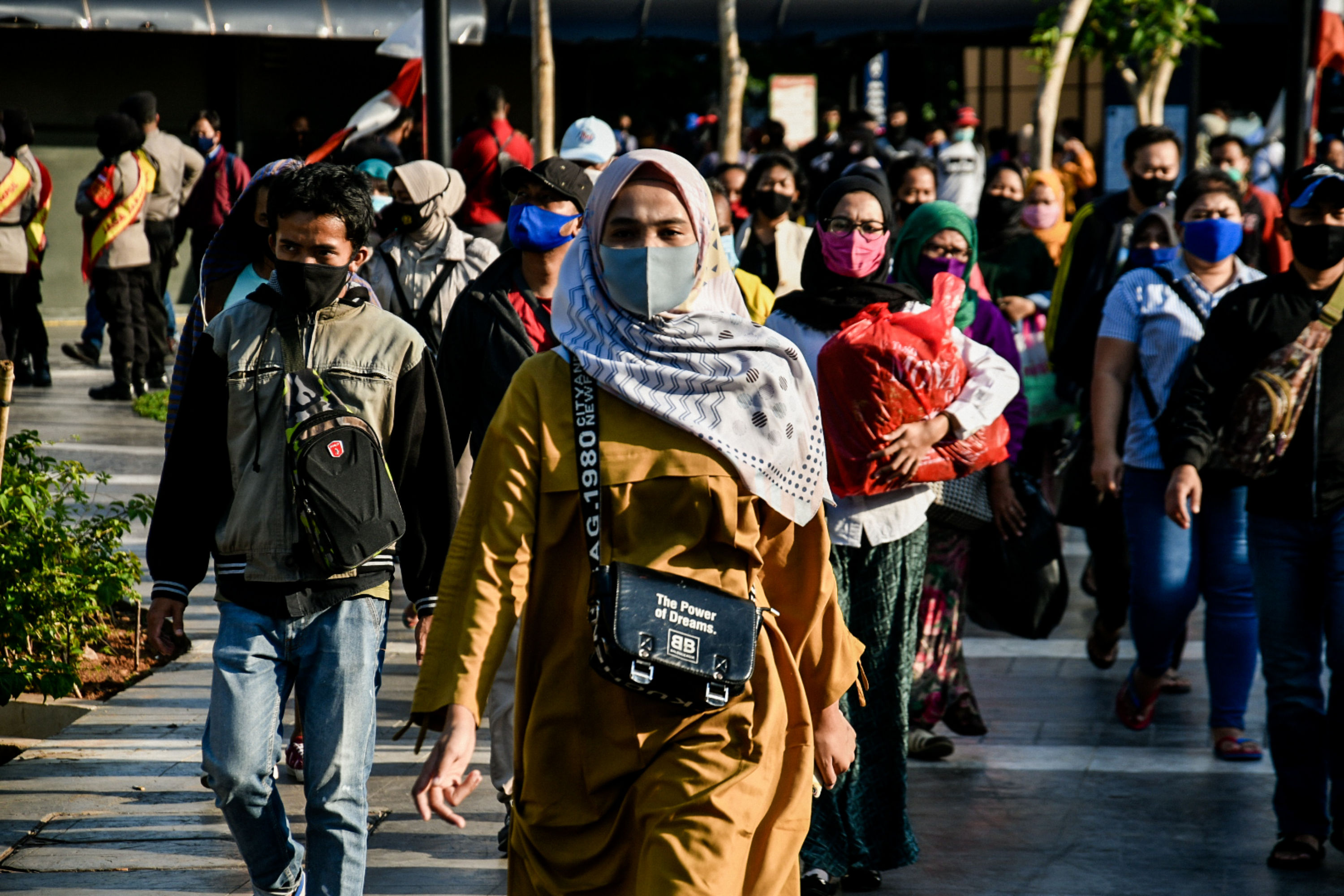 Pekerja memenuhi kawasan Stasiun Tanah Abng saat jam pulang kerja