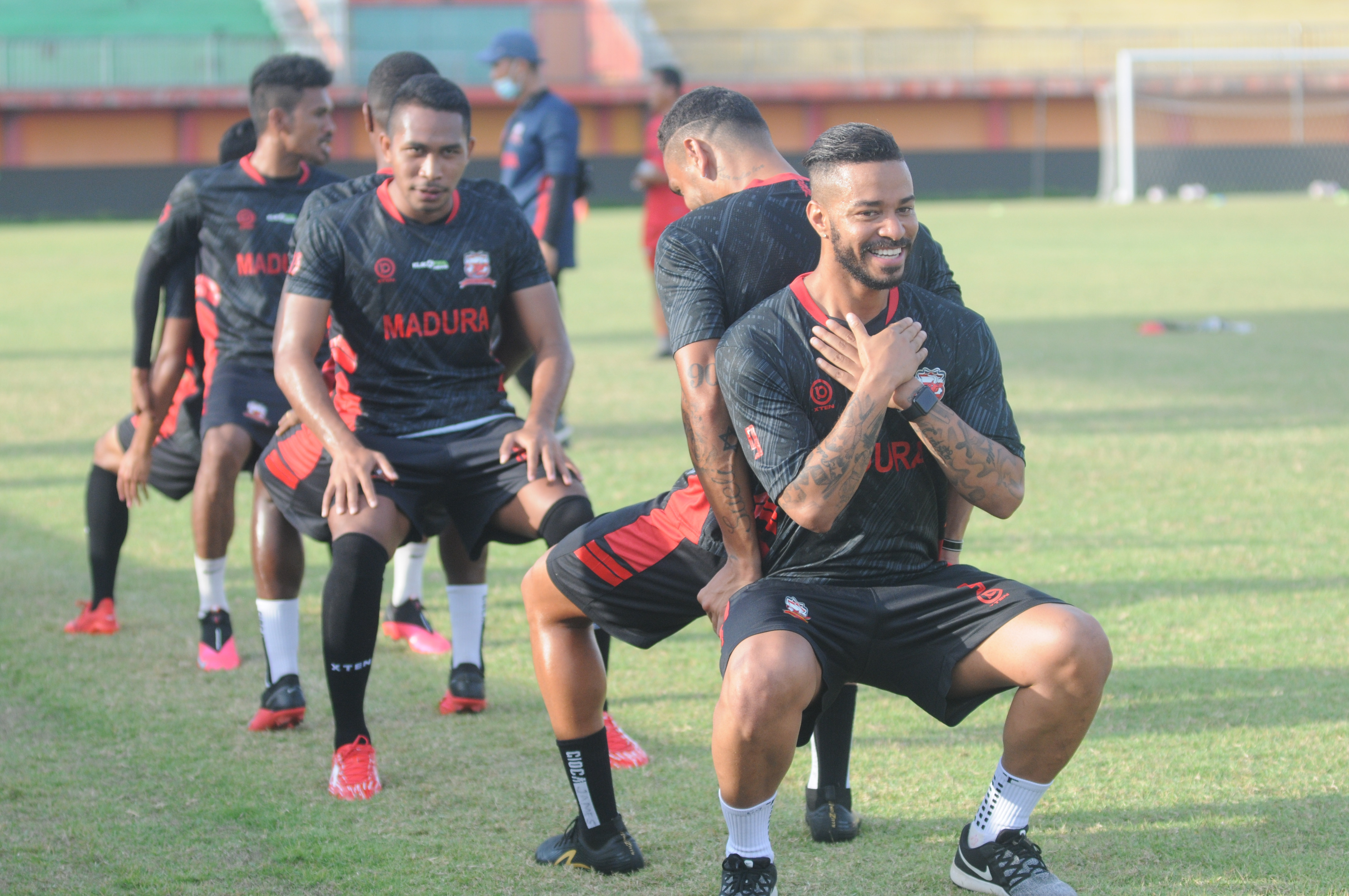 Pemain Madura FC United melakukan latihan perdana di stadion wilayah Pamekasan, Jawa Timur.