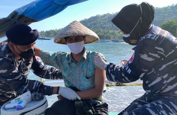Vaksinasi dari atas kapal nelayan, dilakukan oleh tim Vaksinator TNI AL Lanal Kendari jajaran Koarmada II.  