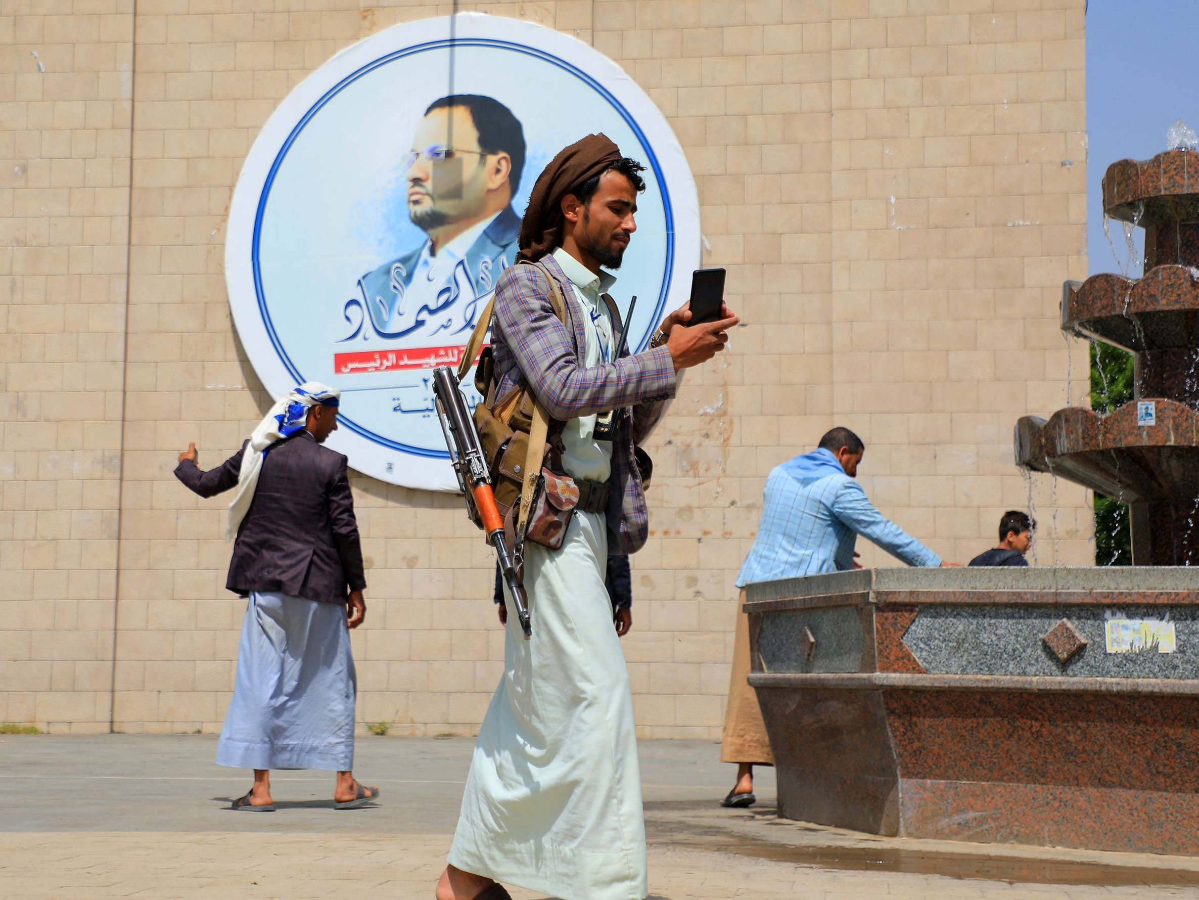 Pejuang yang setia kepada pemberontak Huthi Yaman mengunjungi makam pemimpin politik Huthi yang terbunuh Saleh al-Sammad, Senin (30/8).