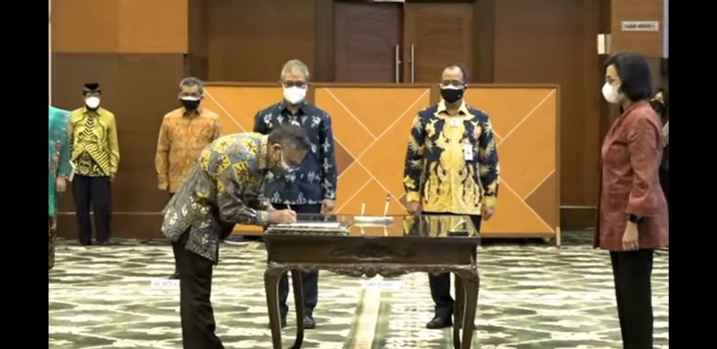 Menkeu Sri Mulyani melantik dua orang pejabat eselon I yaitu Awan Nurmawan Nuh sebagai Irjen Kemenkeu