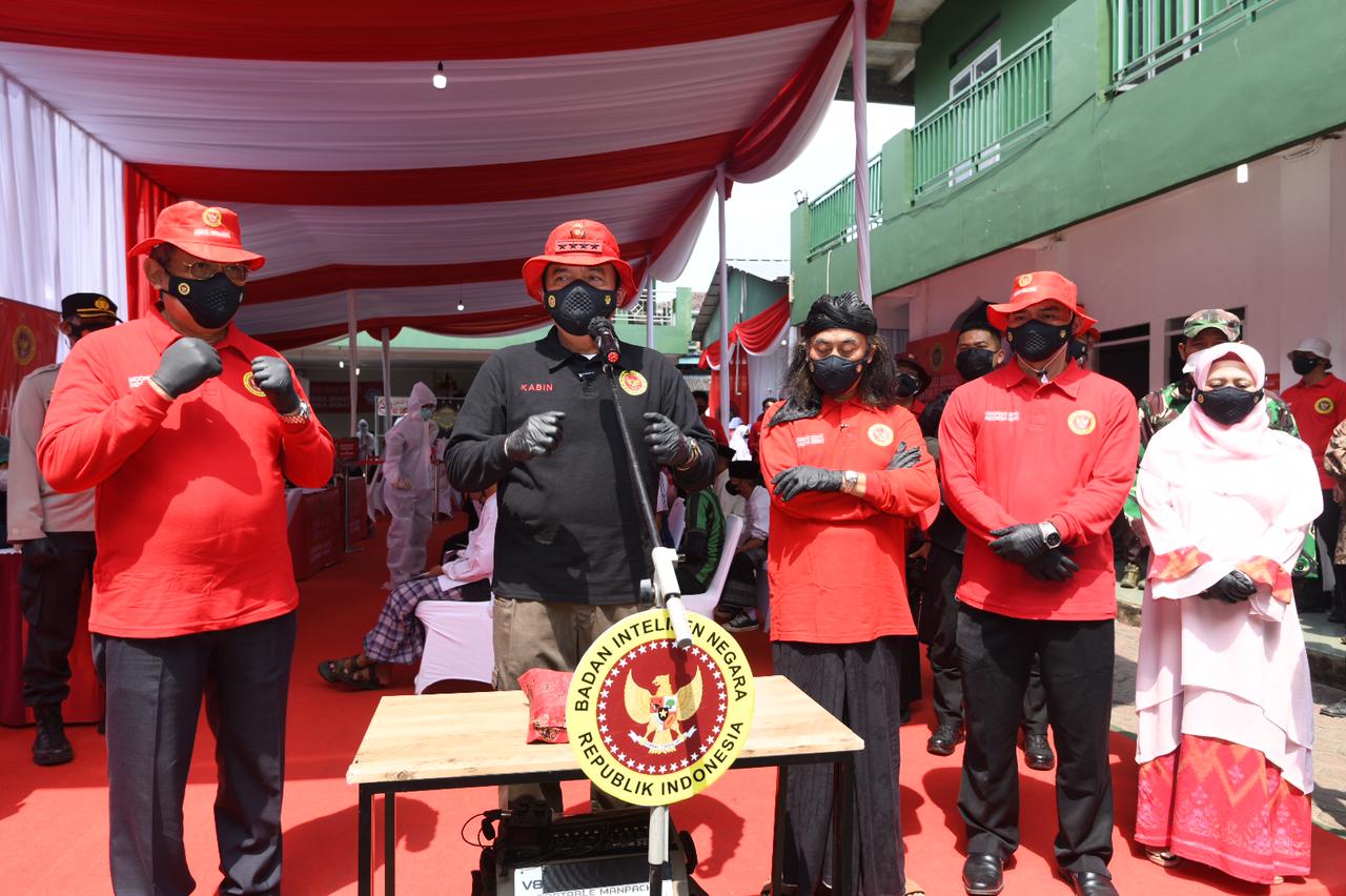Kepala BIN Jenderal Polisi (Purn) Budi Gunawan tinjau vaksinasi di Ponpes Ummul Qura, Tangsel, Banten, Minggu (1/6)