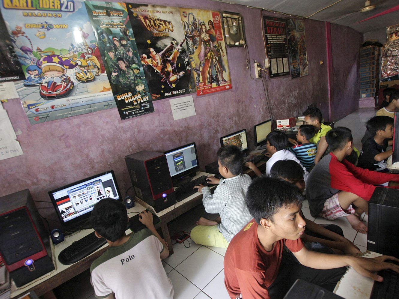 Anak-anak sedang asik bermain gim.