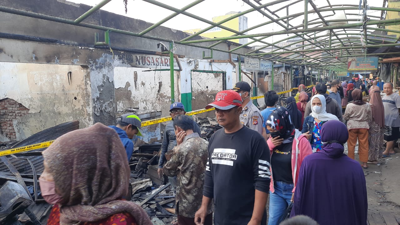 Sejumlah pedagang di Pasar Ciawi melihat lokasi kejadian kebakaran
