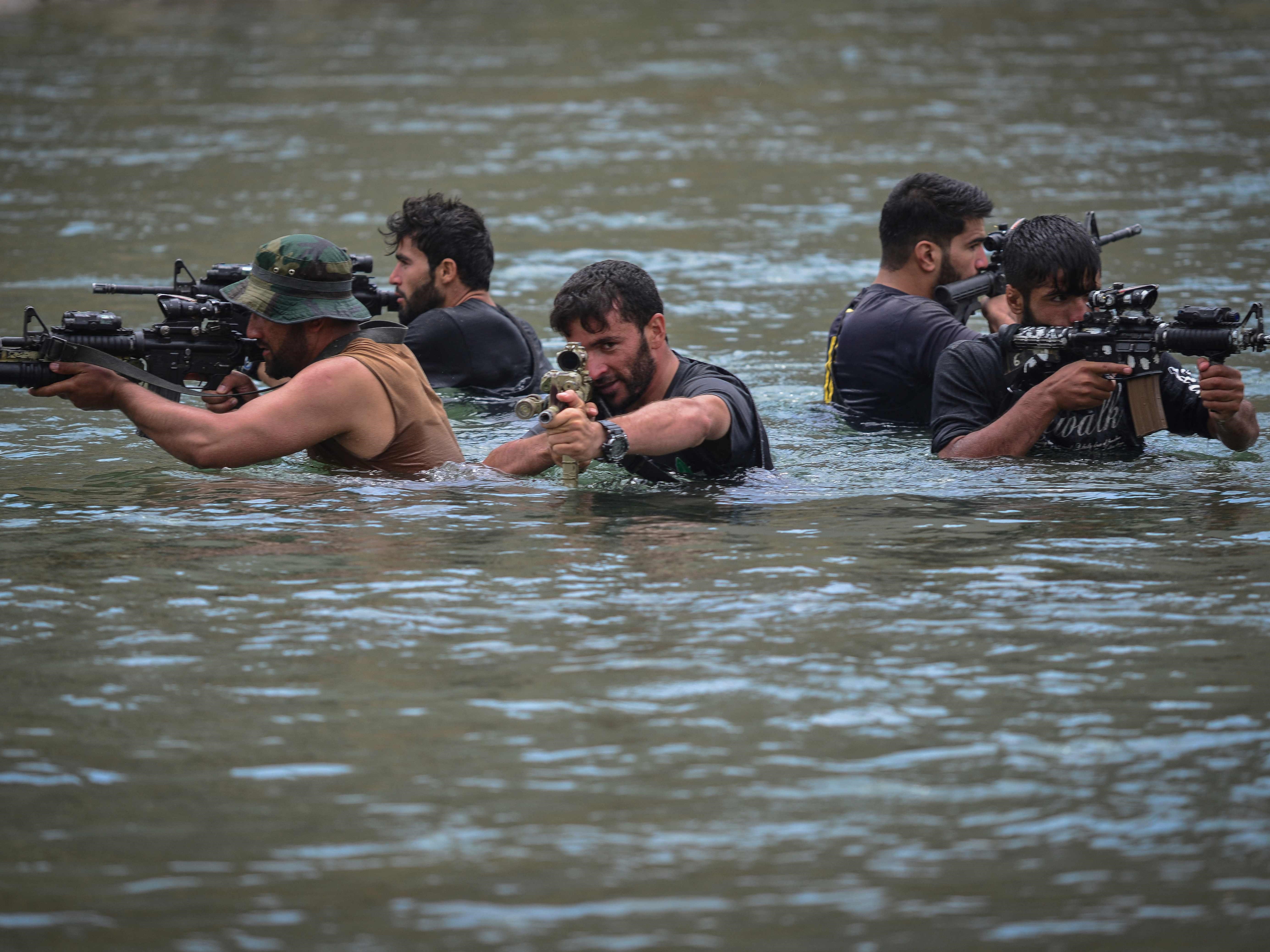 Gerakan perlawanan Afghanistan dan pasukan pemberontakan anti-Taliban melakukan latihan militer di Provinsi Panjshir, Senin (30/8).