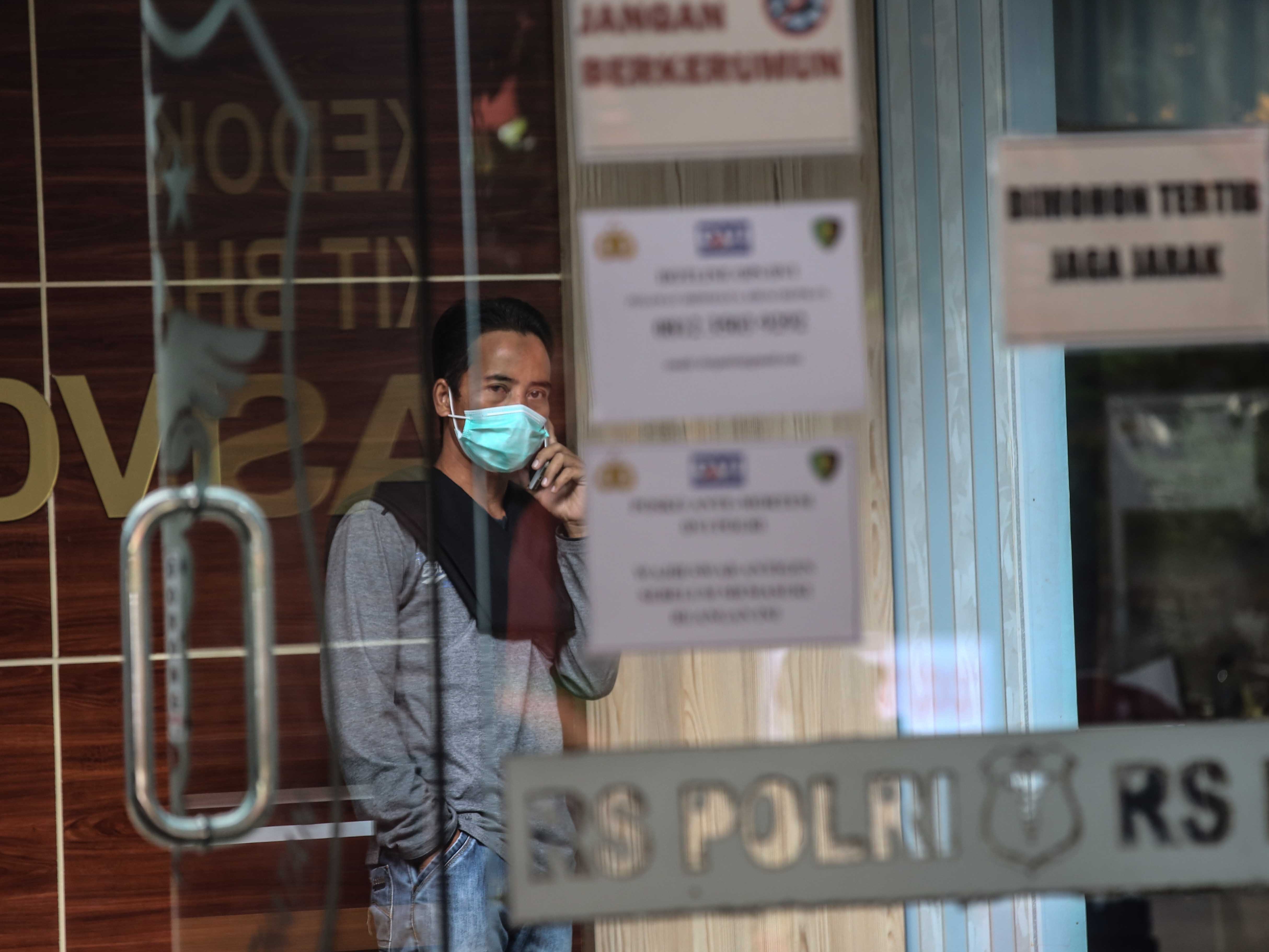 Warga berada di RS Bhayangkara Polri Kramat Jati, Jakarta.