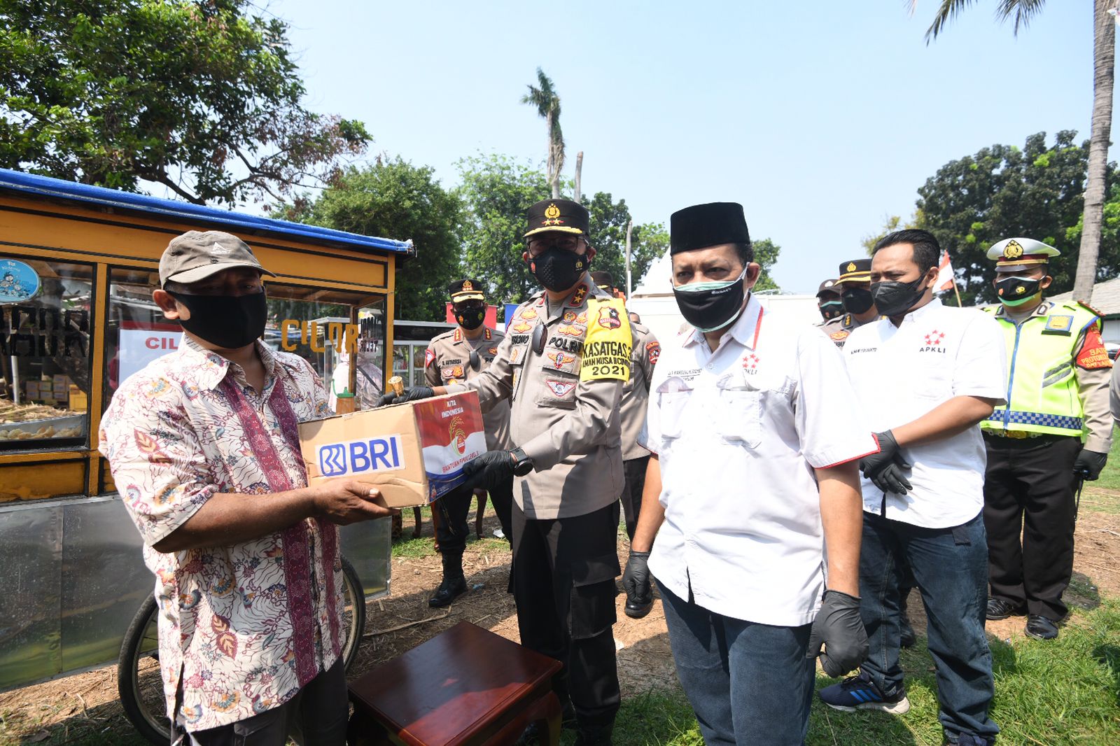 Korlantas Bagikan 1.000 Sembako ke PKL di DKI Jakarta