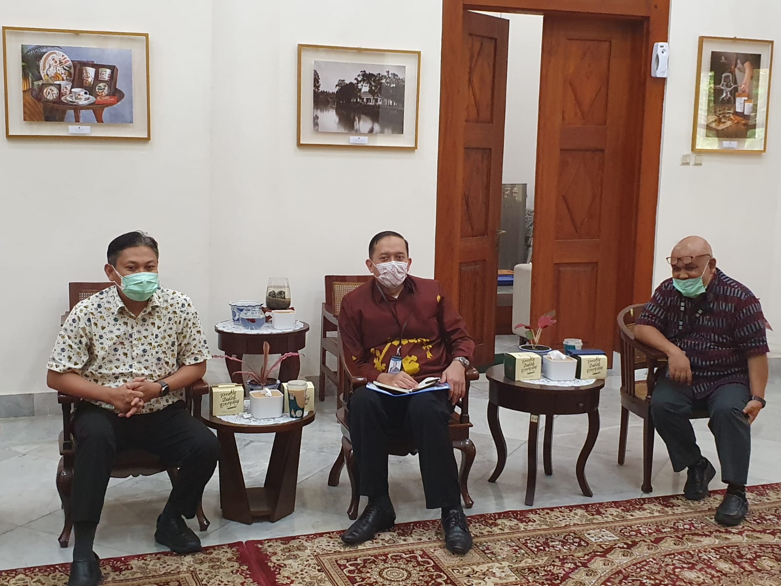 Kepala Perwakilan BI DKI Jakarta Onny Widjanarko (kiri)