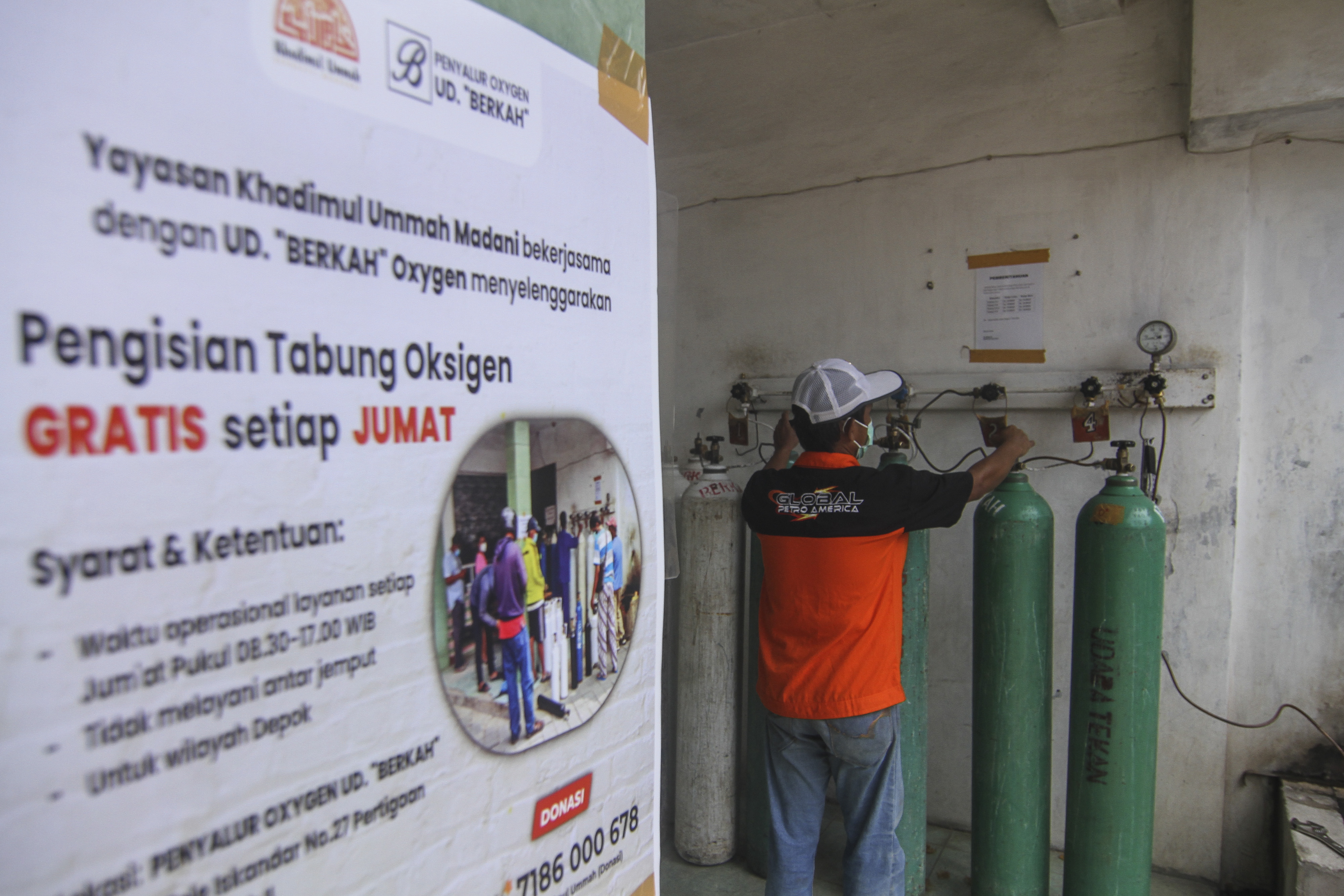Pengisin ulang tabung oksigen di Depok, Jawa Barat