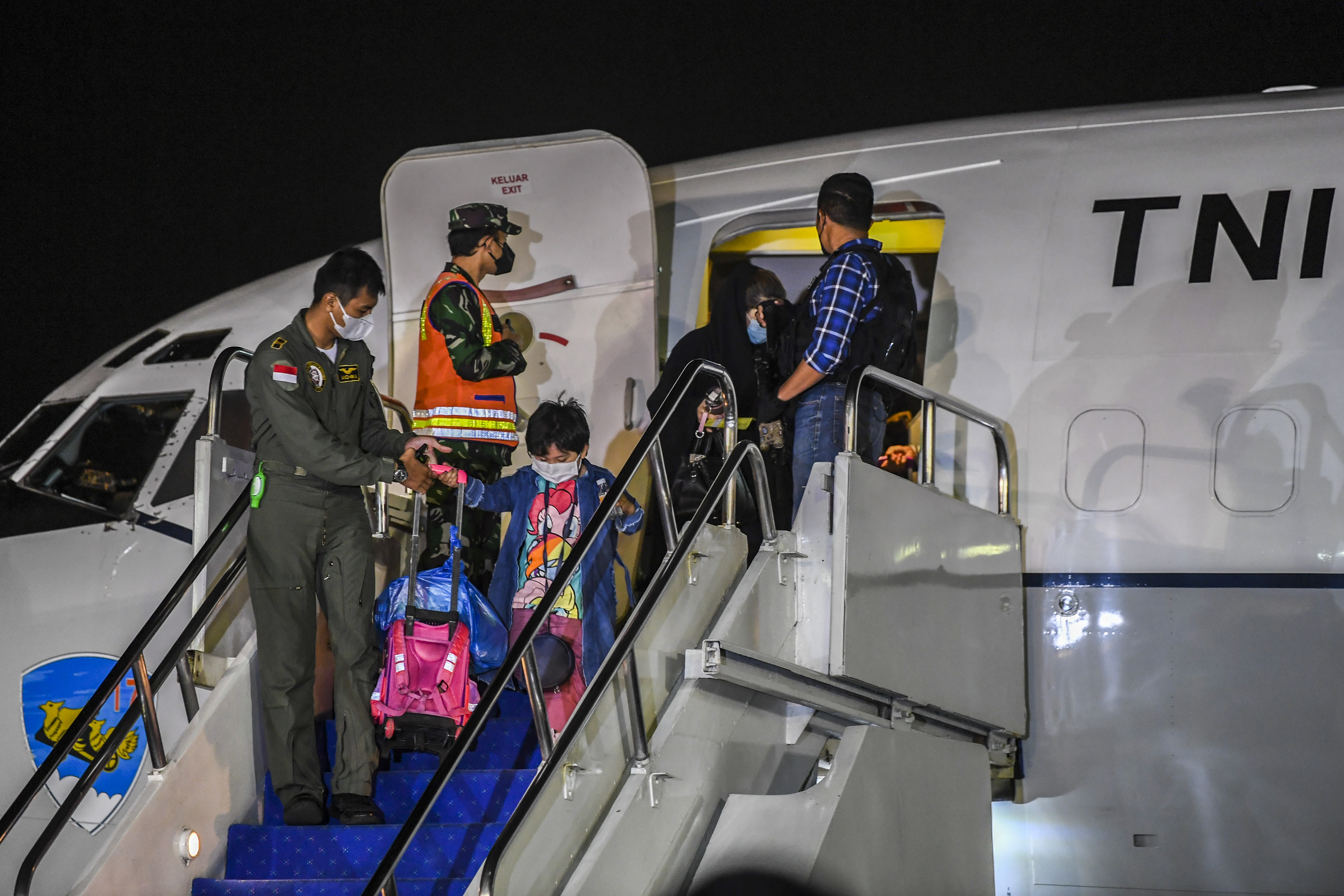 Sejumlah warga negara indonesia (WNI) yang dievakuasi dari Afghanistan tiba di Bandara Halim Perdanakusuma, Jakarta, Sabtu (21/8/2021) dini 