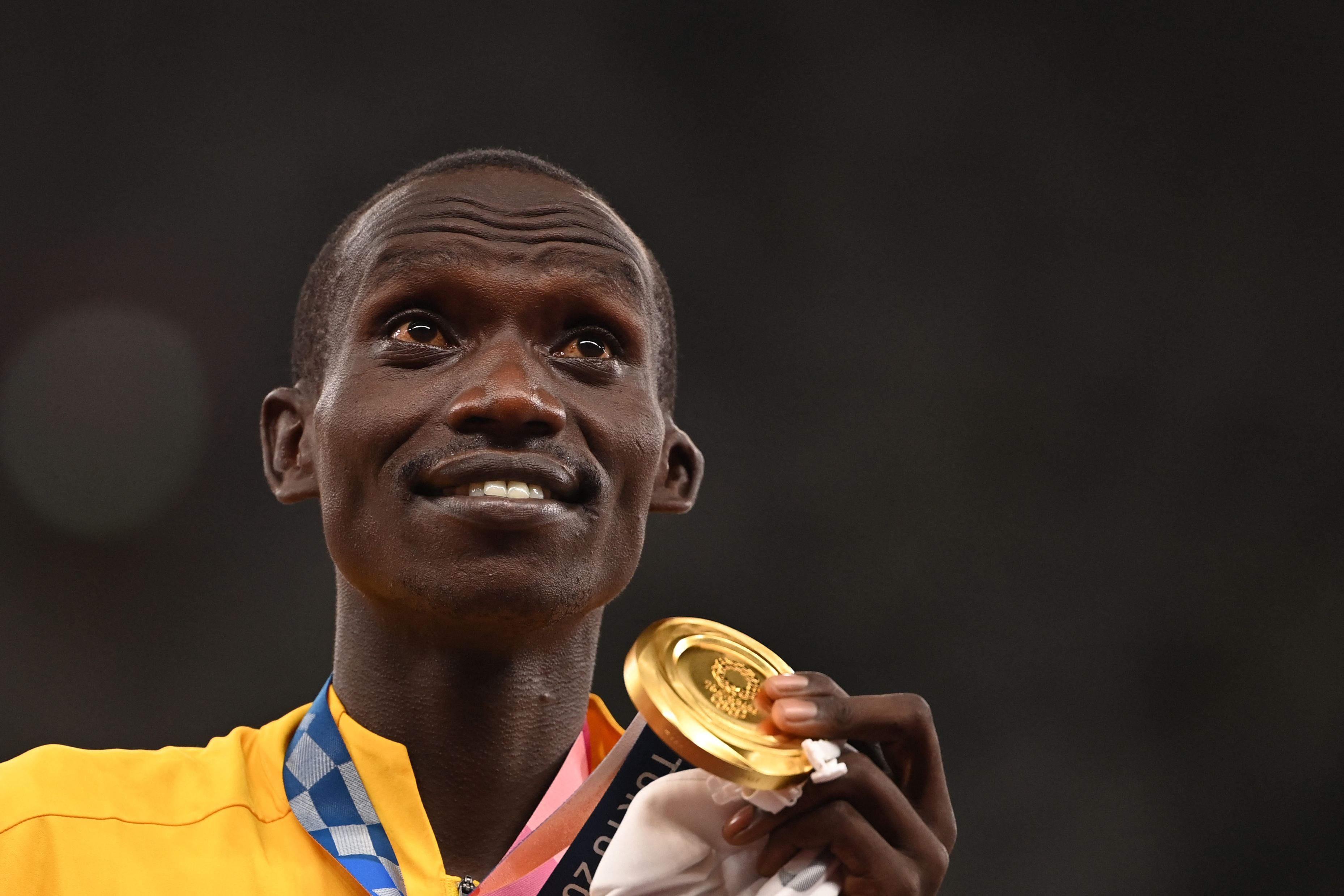 Pelari Uganda Cheptegei berhasil meraih medali emas lari 5000 meter putra