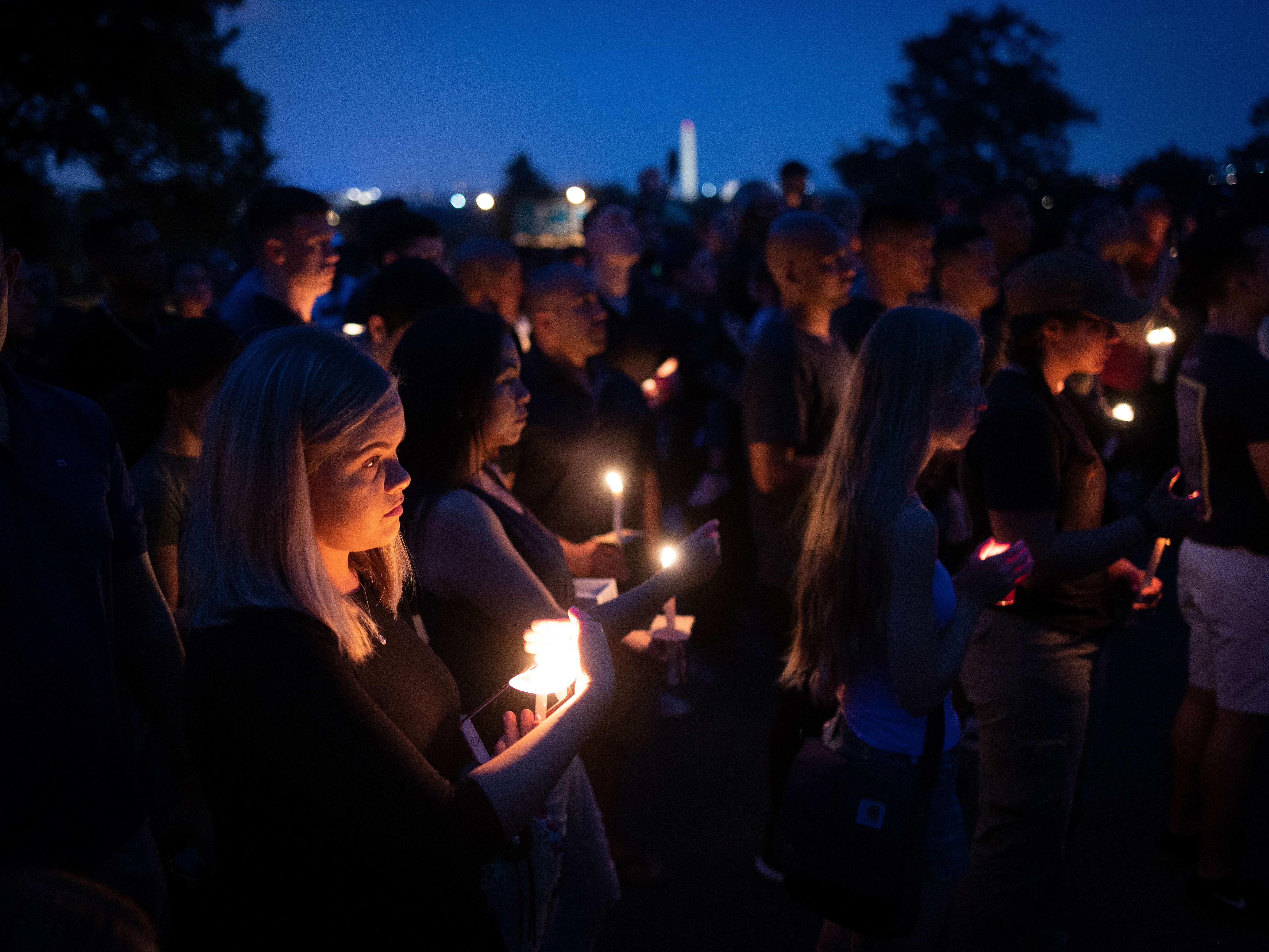 Warga AS berkabung atas meninggalnya tentara di Bandara Kabul, Afghanistan, akibat bom bunuh diri, Sabtu (28/8).