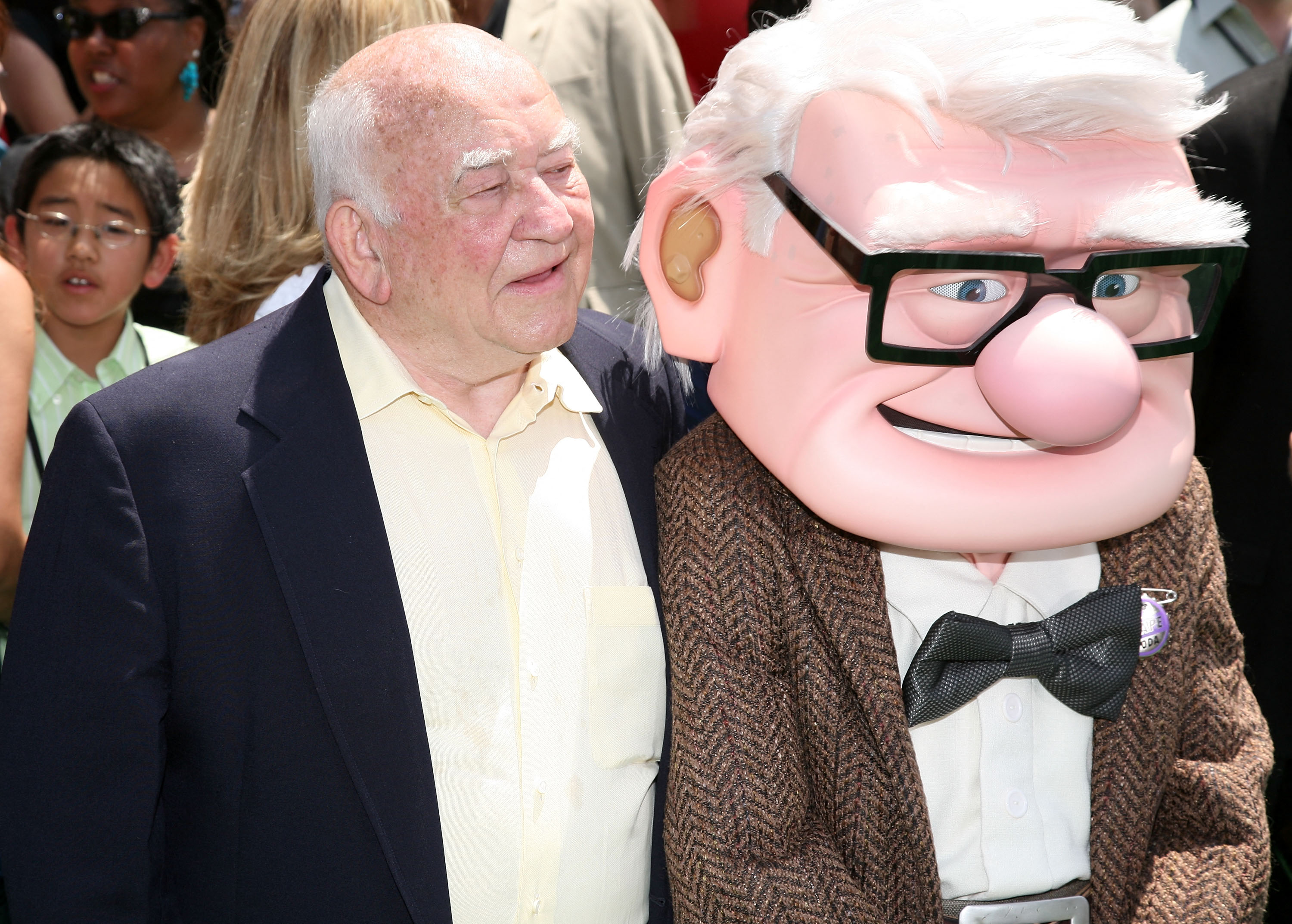 Aktor Ed Asner (kiri) berpose dengan karakter Carl Fredericksen, yang diperankannya di film animasi Up.