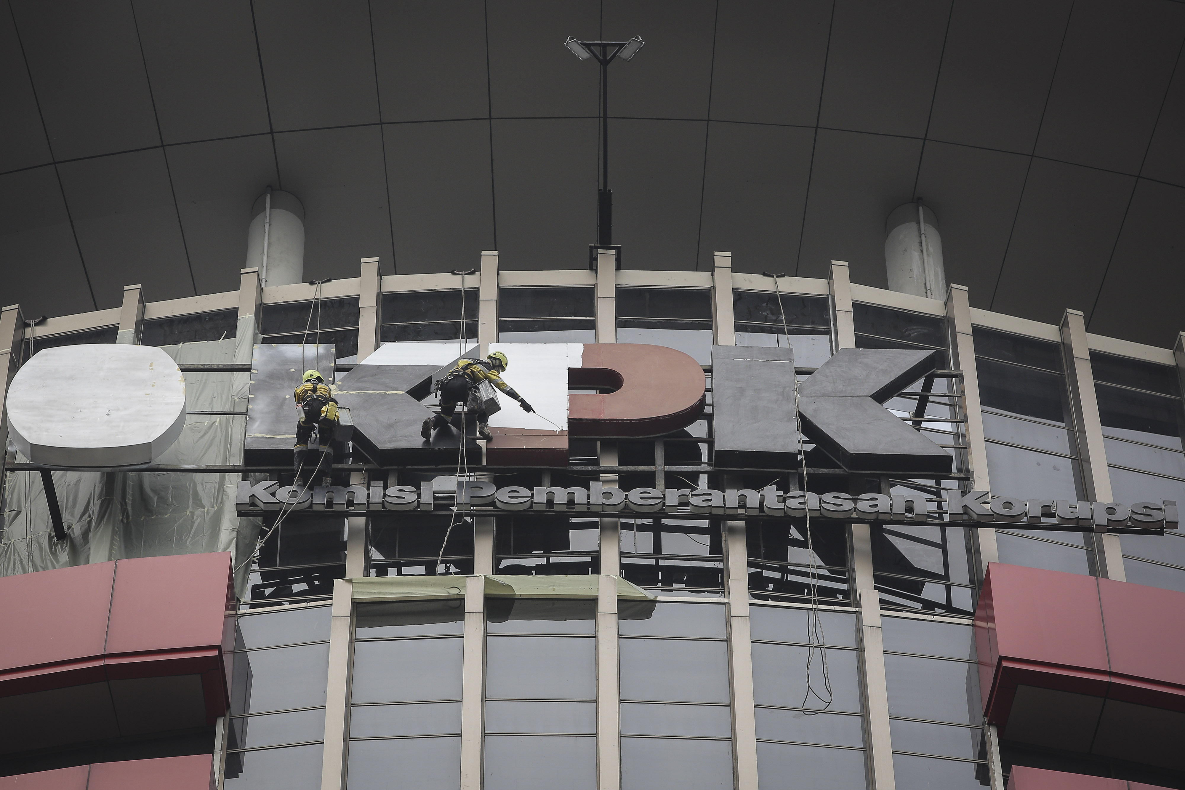 Pekerja mengecat logo Komisi Pemberantasan Korupsi (KPK) di Gedung Merah Putih, Jakarta