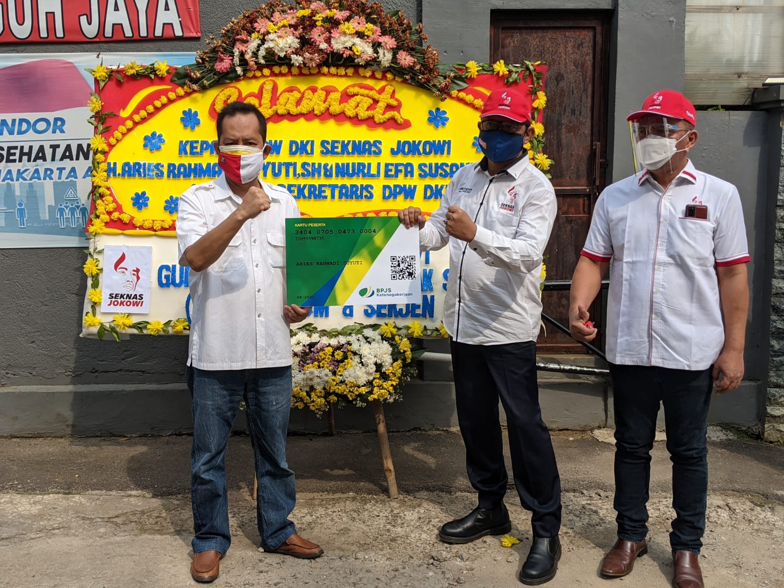 Penyerahan kartu peserta BPJAMSOSTEK secara simbolis kepada DPW Seknas Jokowi DKI Jakarta.