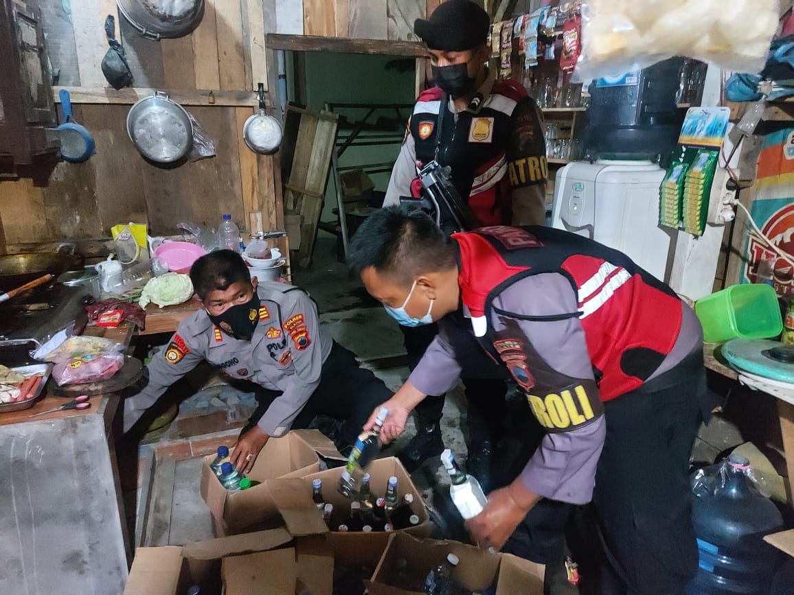 Anggota Polres Klaten menyita minuman keras dalam operasi pekat