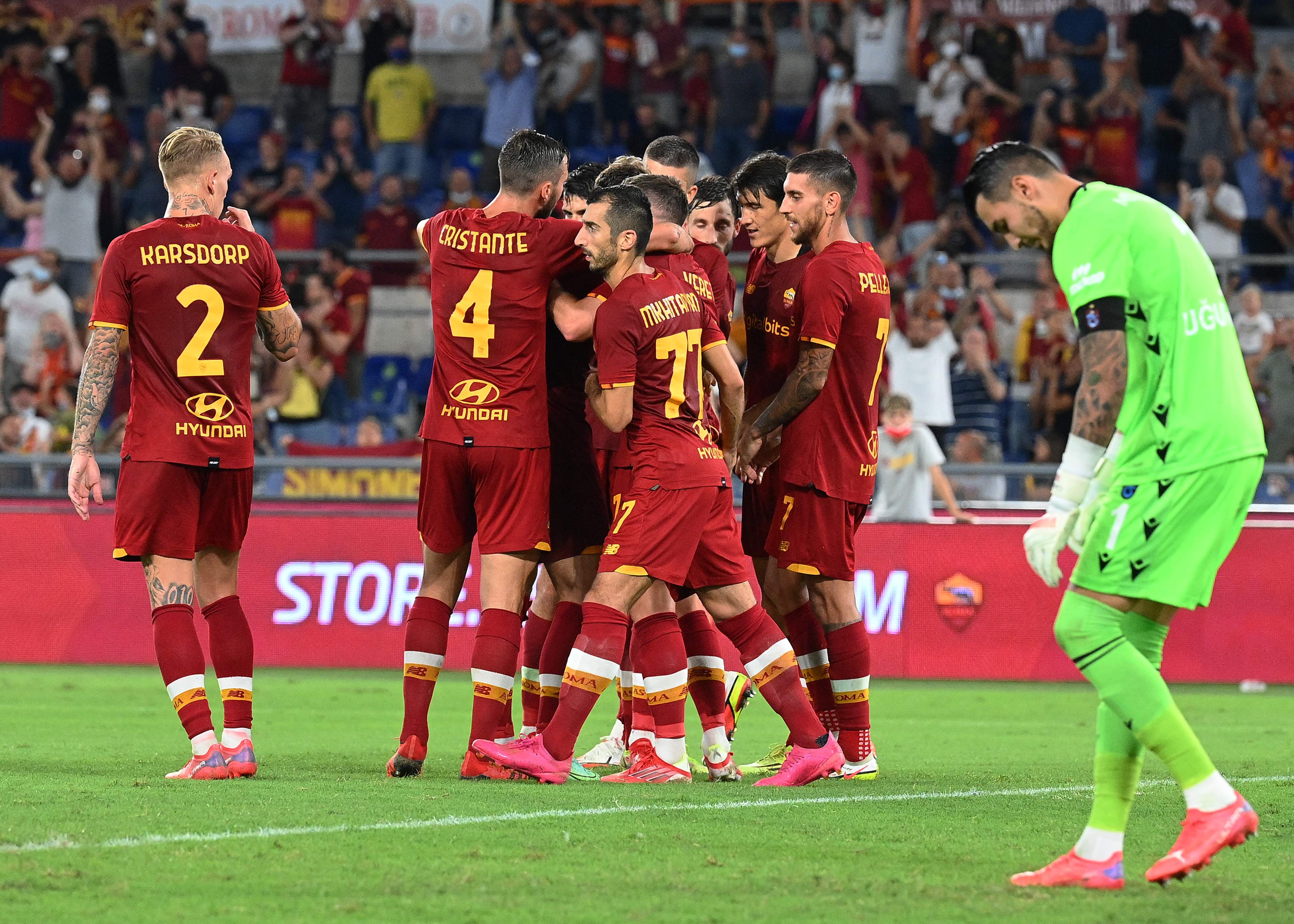 Para pemain AS Roma melakukan selebrasi usai mencetak gol ke gawang Trabzonspor di laga playoff Liga Konferensi UEFA.