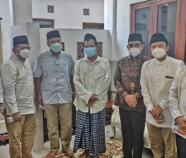 Gus Baha (tengah) menerima kunjungan Wakil Ketua MPR Ahmad Muzani, Rabu (11/8)