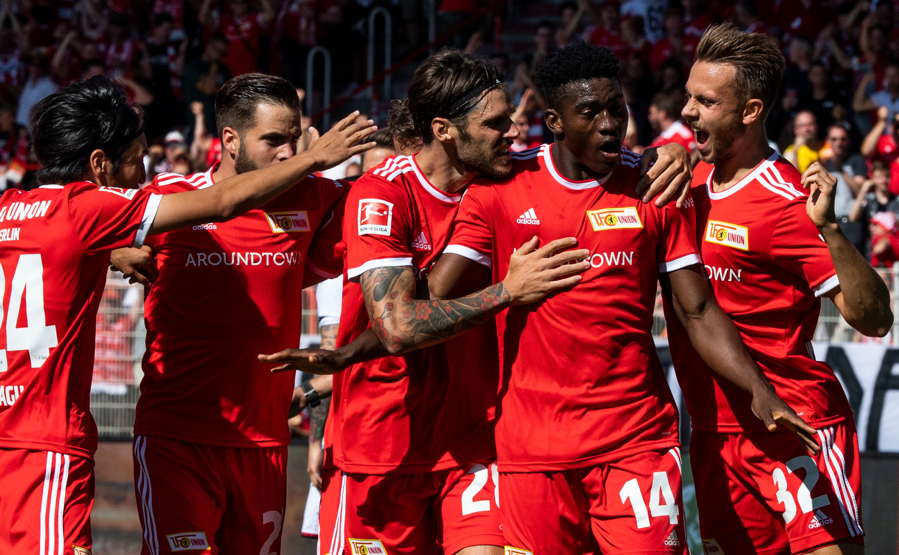 Penyerang Union Berlin Taiwo Awoniyi (kedua dari kanan) melakukan selebrasi usai mencetak gol ke gawang Hoffenheim.