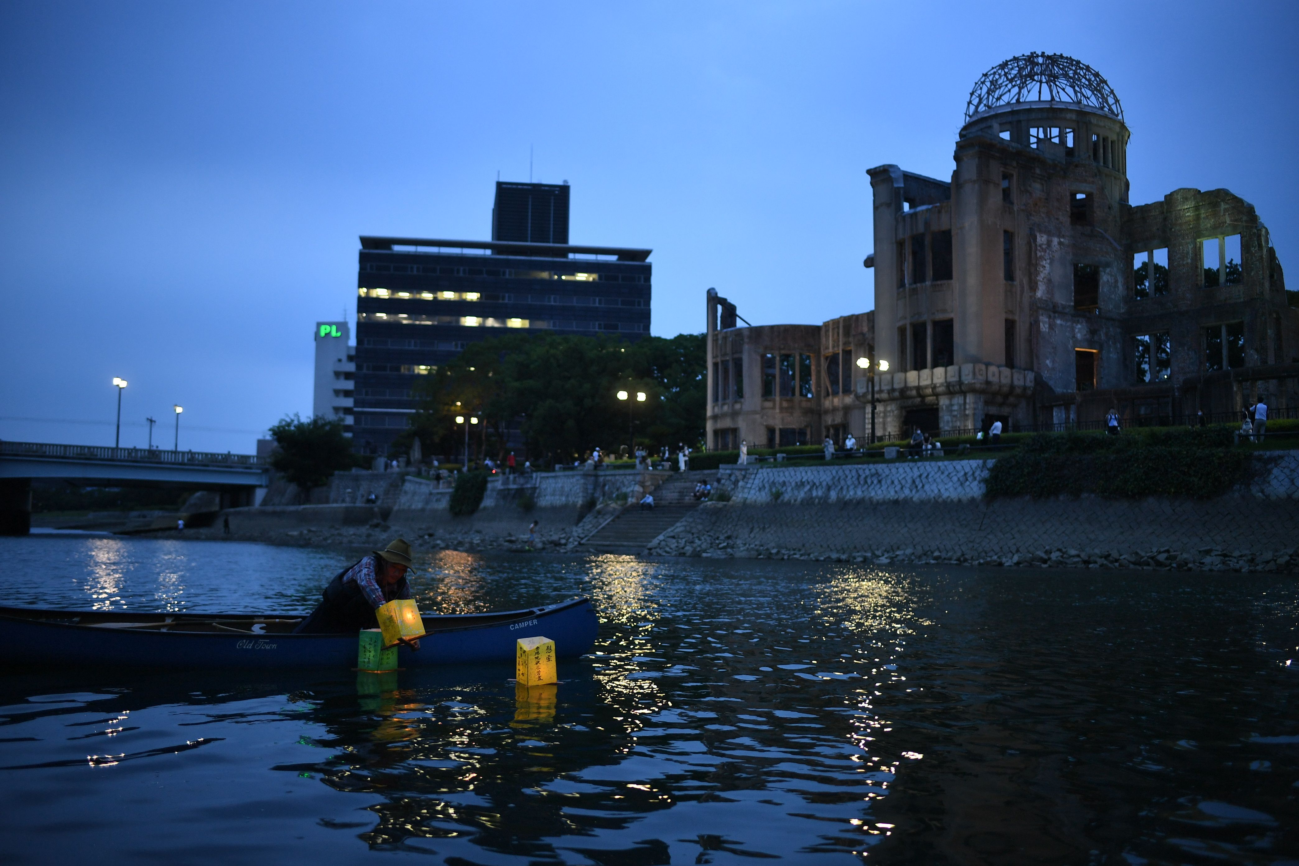 Tugu peringatan berupa bangunan yang hancur akibat serangan bom atom oleh AS di Hiroshima, Jepang.