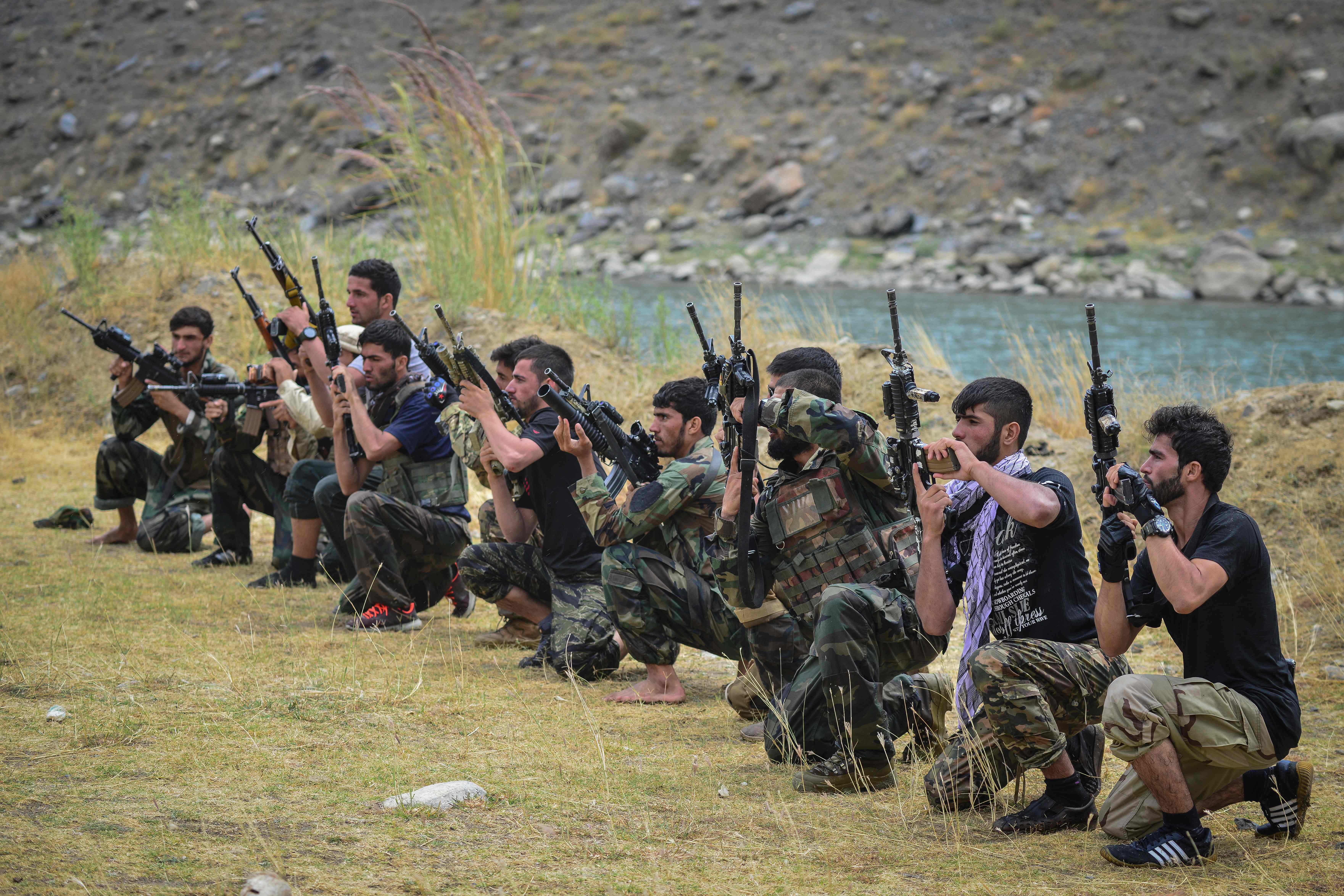 Kelompok anti-Taliban berlatih perang di wilayah Provinsi Panjshir, Afghanistan, Senin (30/8). 