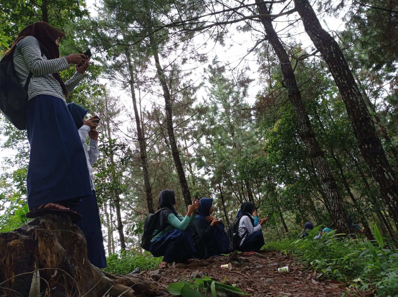 Para siswa MTs Pakis mencari sinyal saat ujian kenaikan sekolah beberapa waktu lalu.