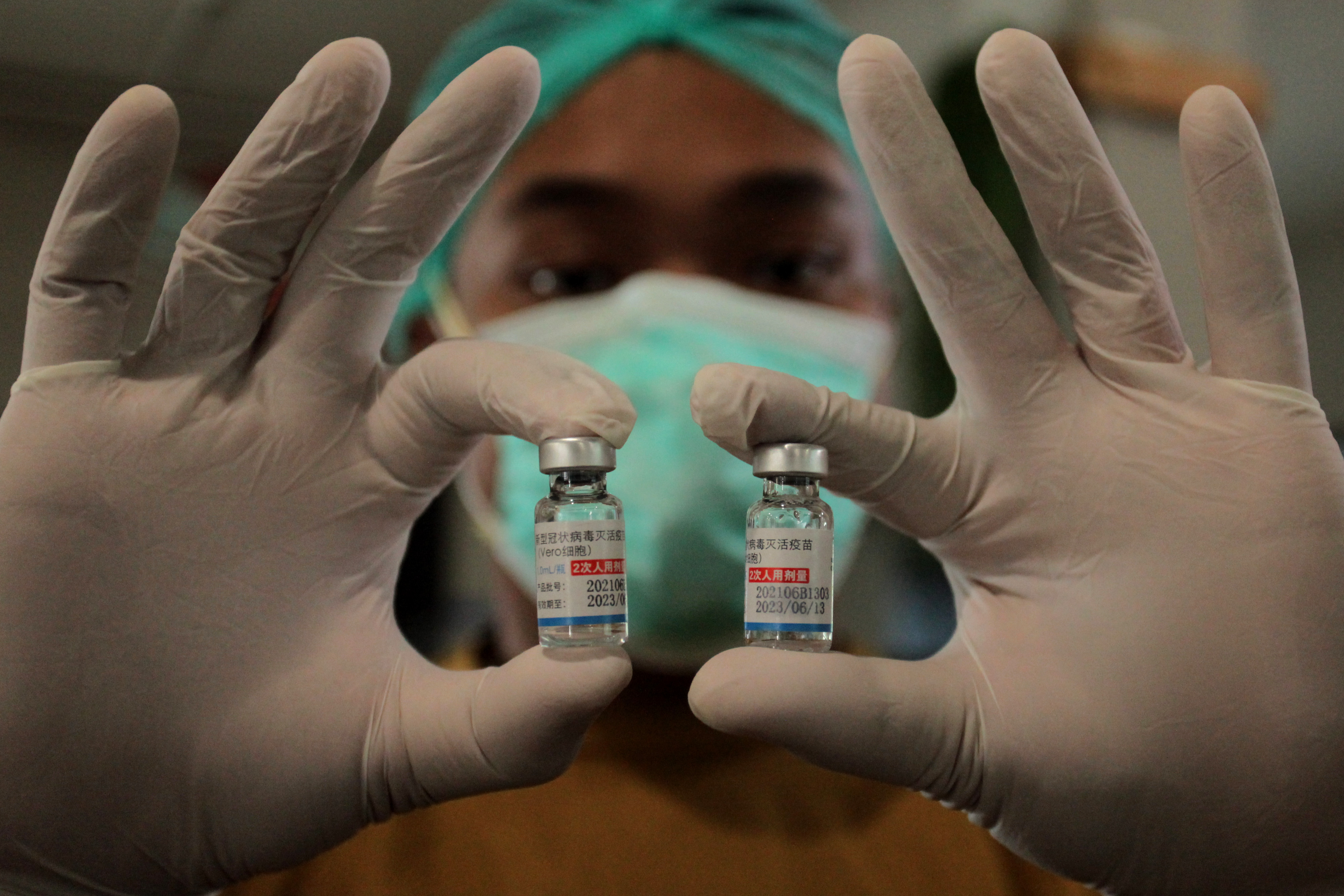 Petugas kesehatan menunjukkan vaksin covid-19 dalam program Vaksinasi Gotong Royong.