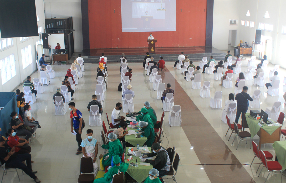 Sebanyak 2.500 orang mengikuti vaksinasi covid-19 lintas agama di Universitas Muhammadiyah Kupang, Nusa Tenggara Timur, Rabu (11/8). 