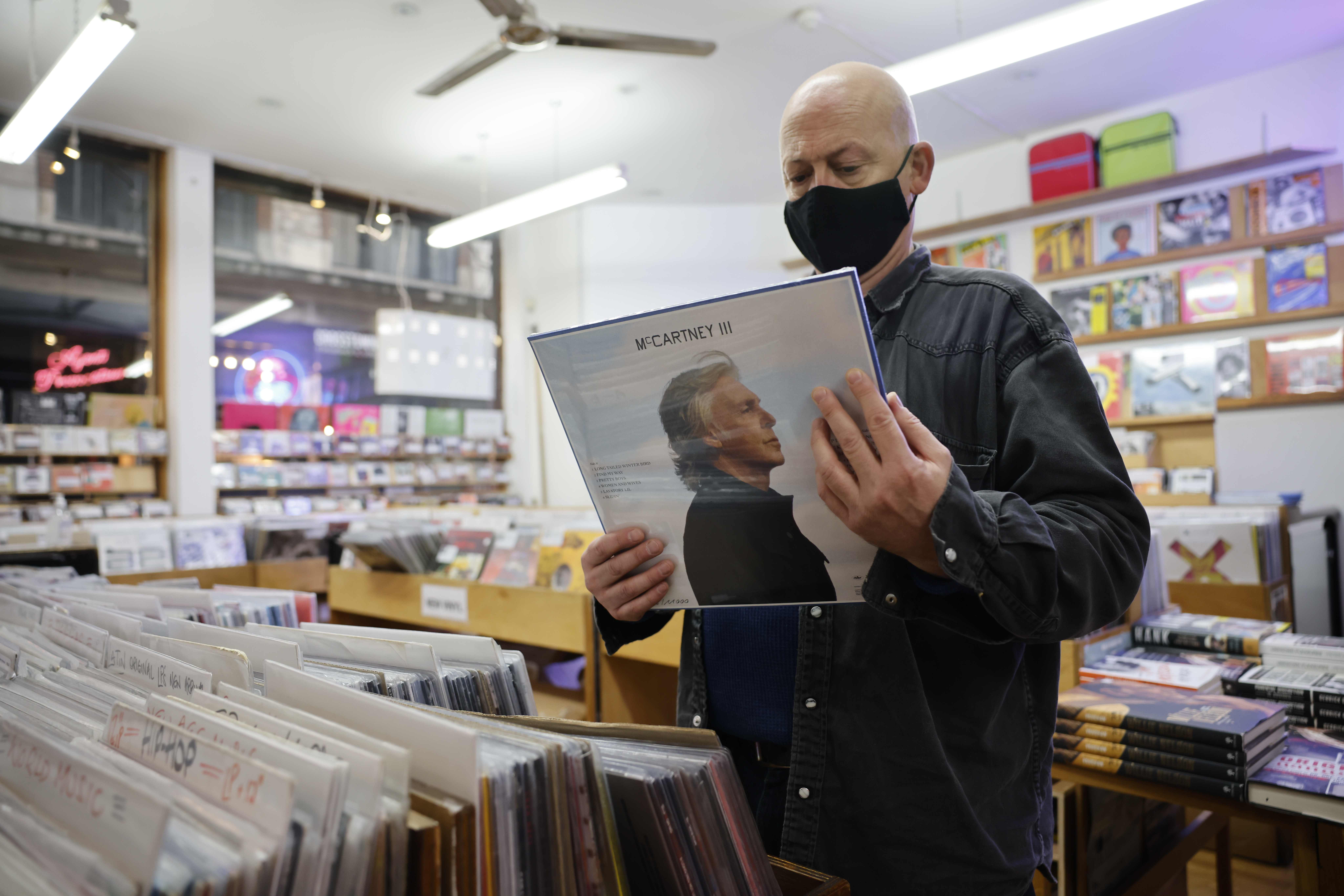 Seorang penggemar memegang album Paul McCartney III