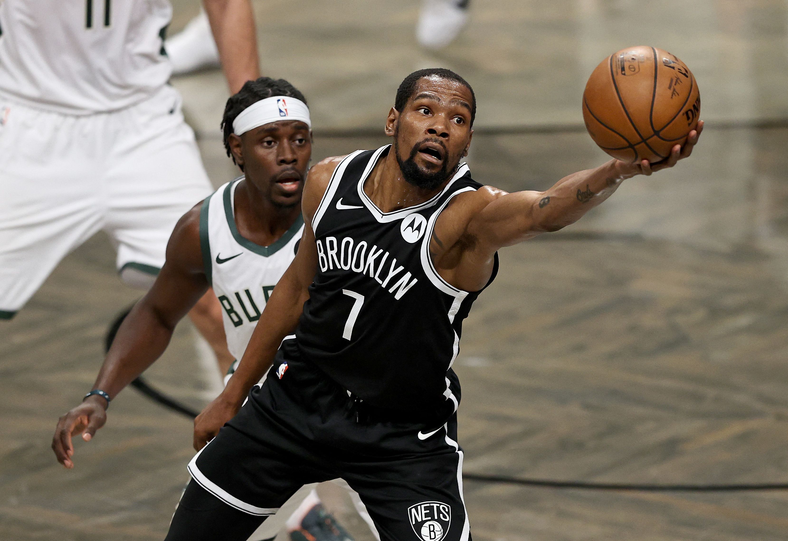 Bintang Brooklyn Nets Kevin Durant (kanan).