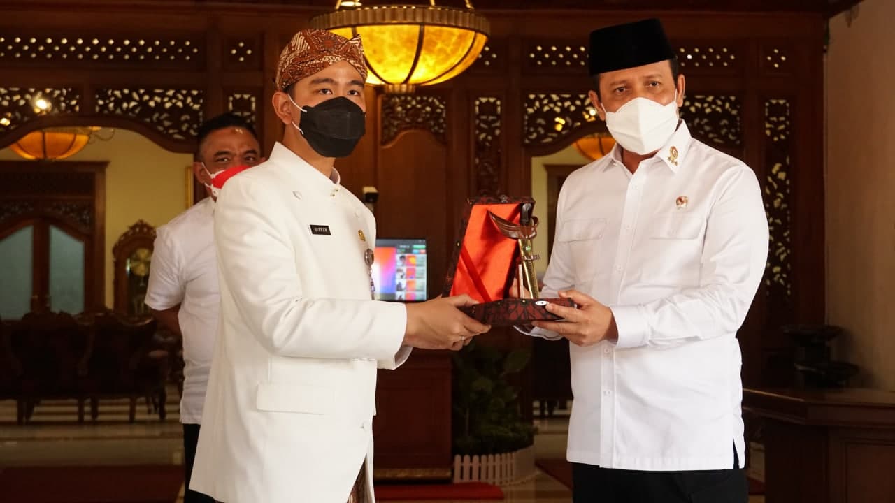 Kepala BNPT Komjen Pol Boy Rafli Amar (kanan) bersilaturahmi ke Wali Kota Surakarta (Solo) Gibran Rakabuming Raka (kiri) di Surakarta.