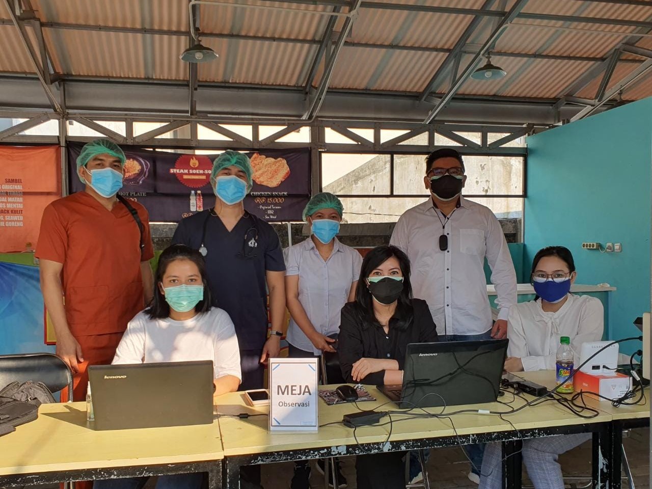 Sentra Vaksinasi Mini WhoSehat menurunkan 4 nakes dan 4 admin untuk satu lokasi tingkat RW.