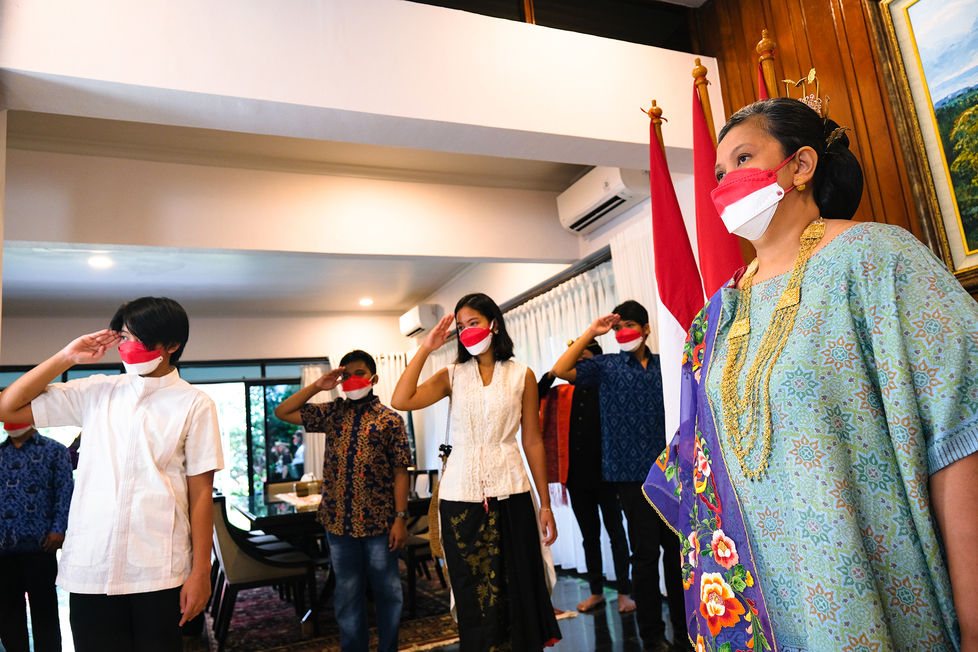 Wakil Ketua MPR RI Lestari Moerdijat saat mengikuti upacara kemerdekaan RI secara virtual bersama keluarga dan staf.