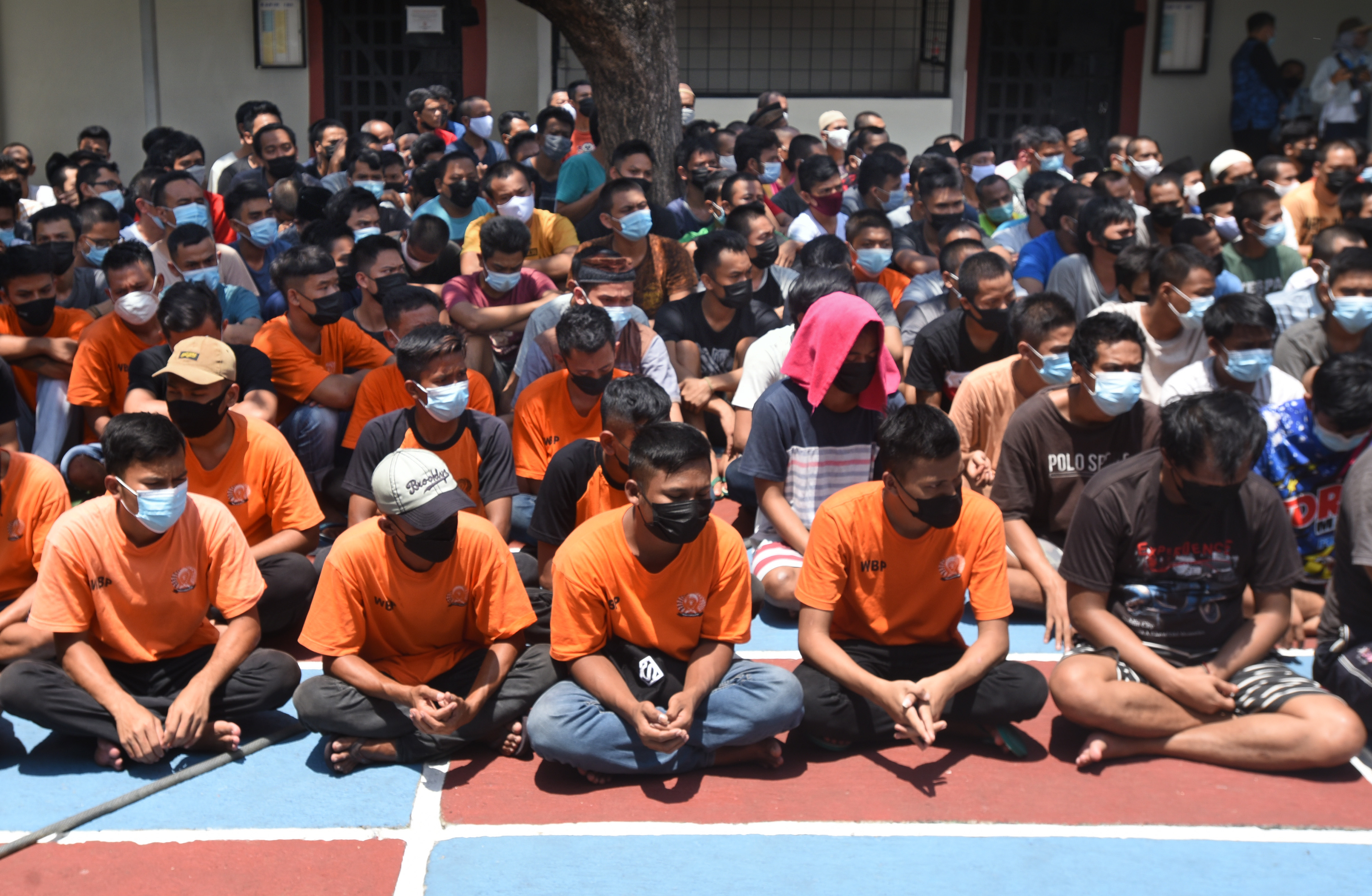 Sejumlah warga binaan mengikuti acara doa bersama di Rutan Kelas II B Serang, Banten.