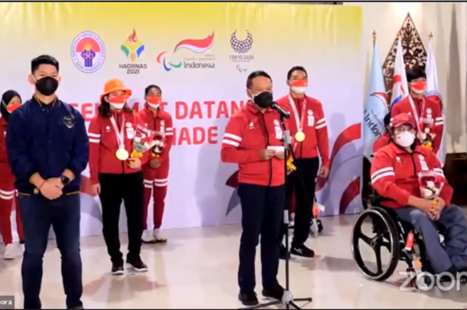 Menpora Zainudin Amali saat menyambut kepulangan kloter terakhir Kontingen Indonesia untuk Paralimpiade Tokyo 2020, Selasa (7/9).