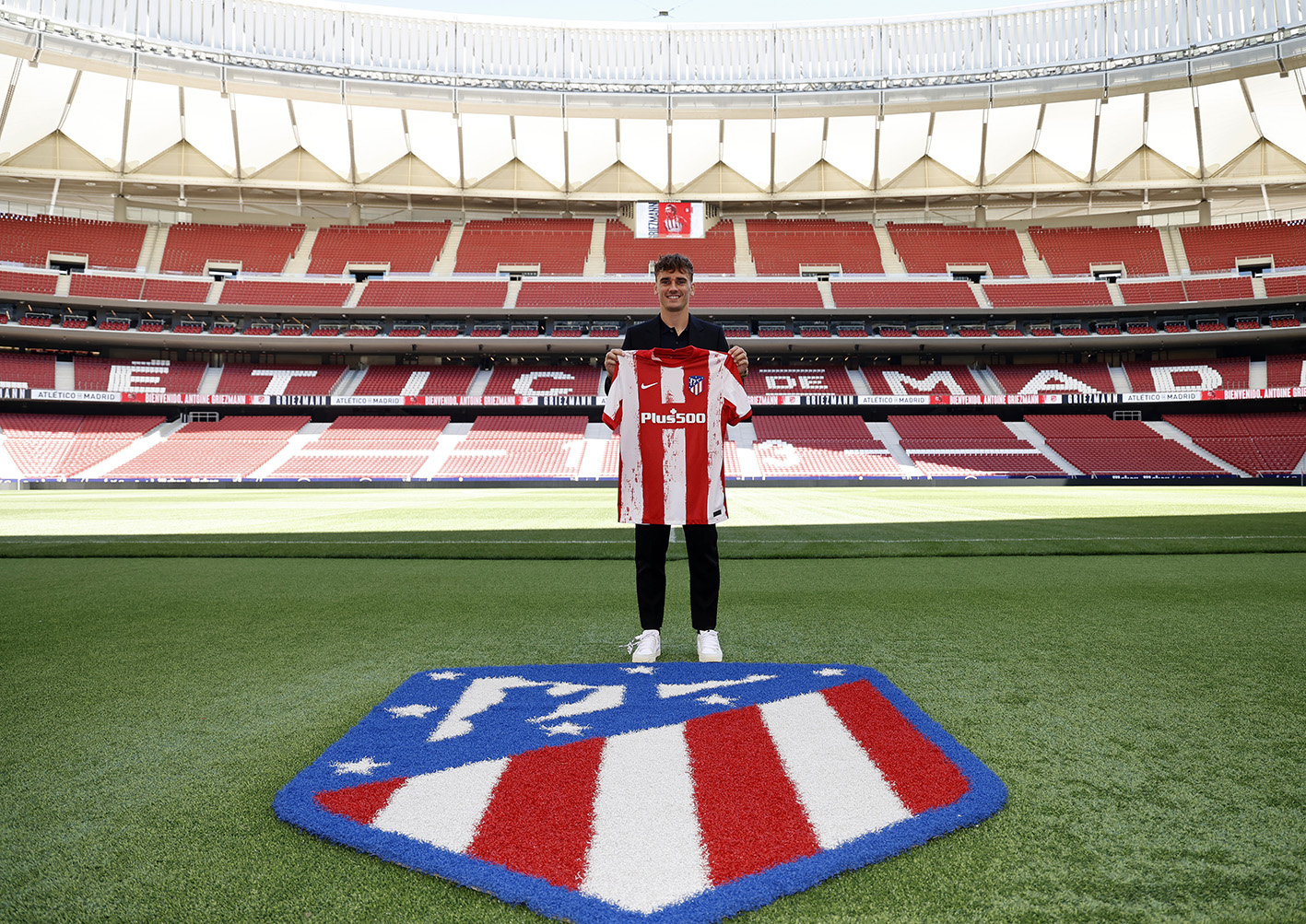Antoine Griezmann resmi kembali berseragam Atletico Madrid.