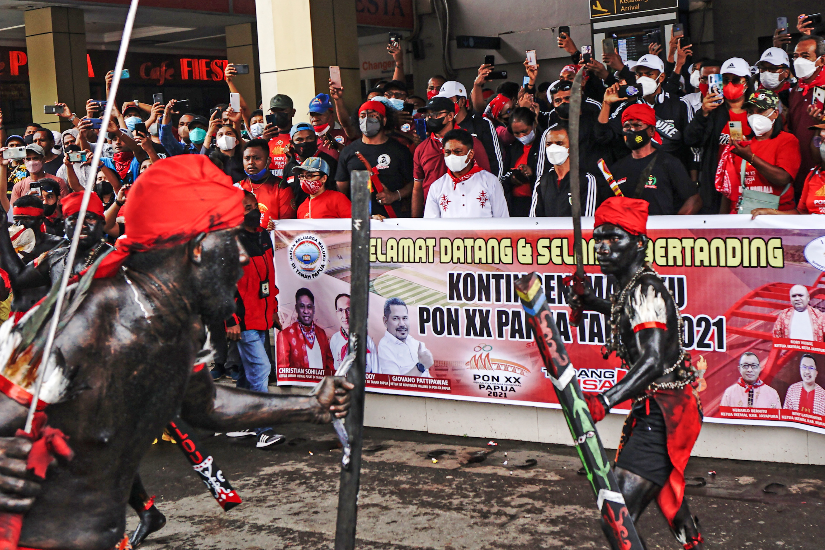 Tarian cakalele menyambut kontingen PON yang tiba di Papua