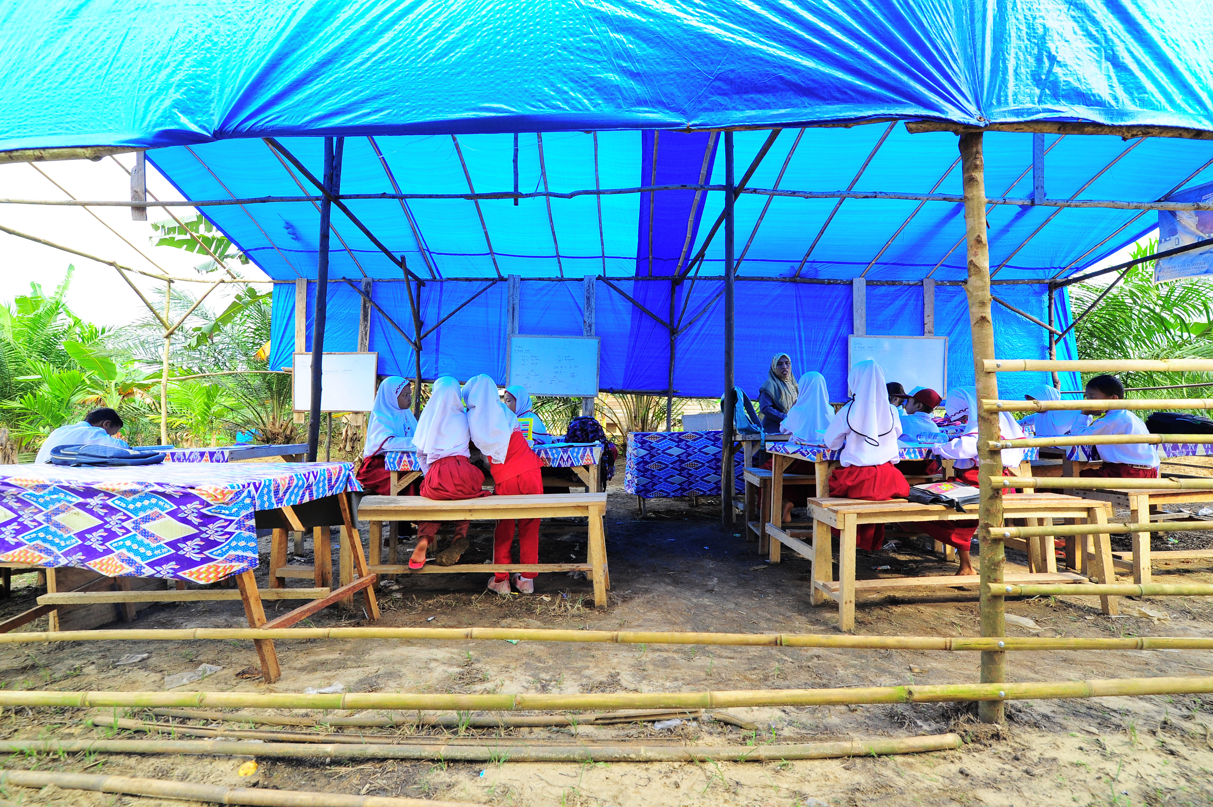 Siswa SDN 4 Timpeh ikuti kegiatan belajar mengajar di bangunan darurat, Kampung Jao, Panyubarangan, Dharmasraya, Sumbar, Selasa (9/3/2021).